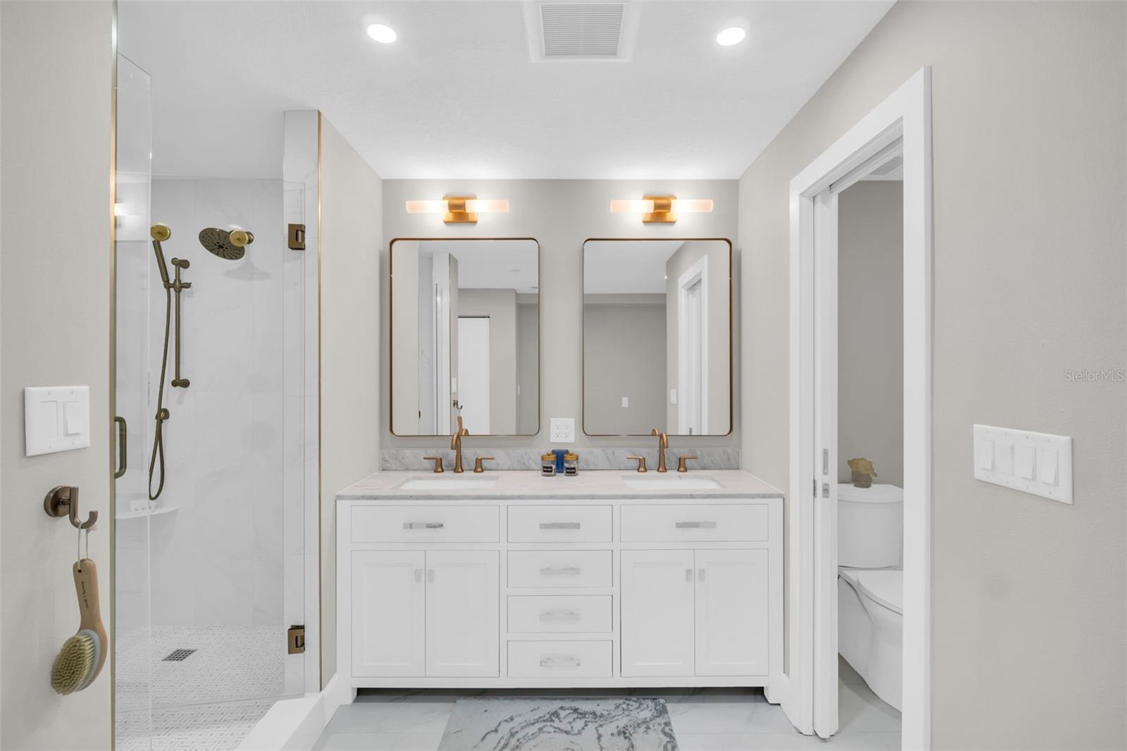 Image 26 of 69 For 1 Beach Drive Se 1210