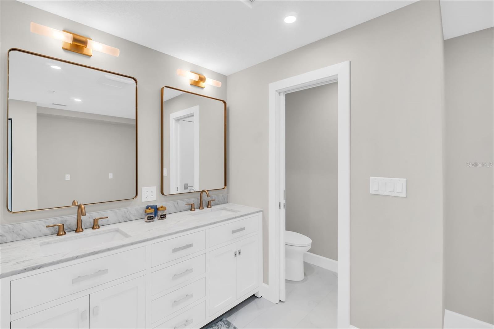 Image 27 of 69 For 1 Beach Drive Se 1210