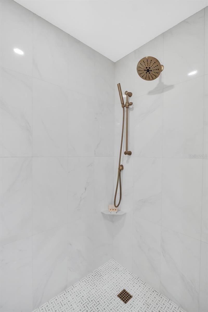 Image 28 of 69 For 1 Beach Drive Se 1210