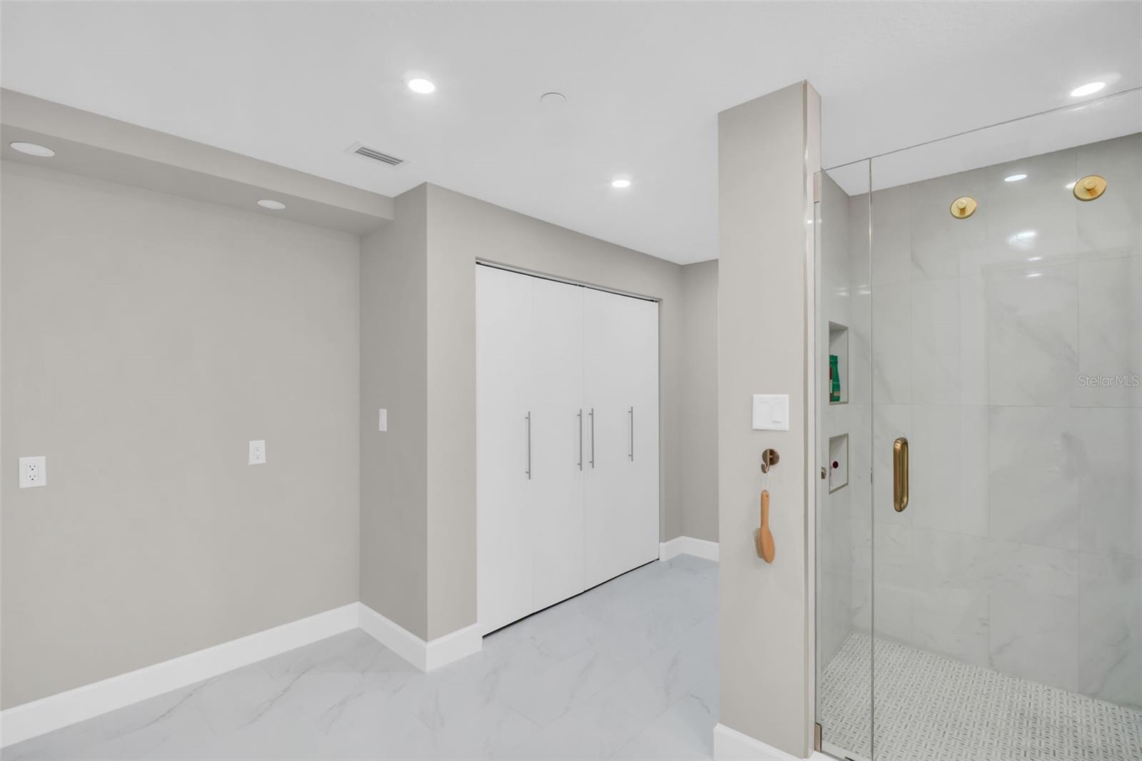 Image 29 of 69 For 1 Beach Drive Se 1210