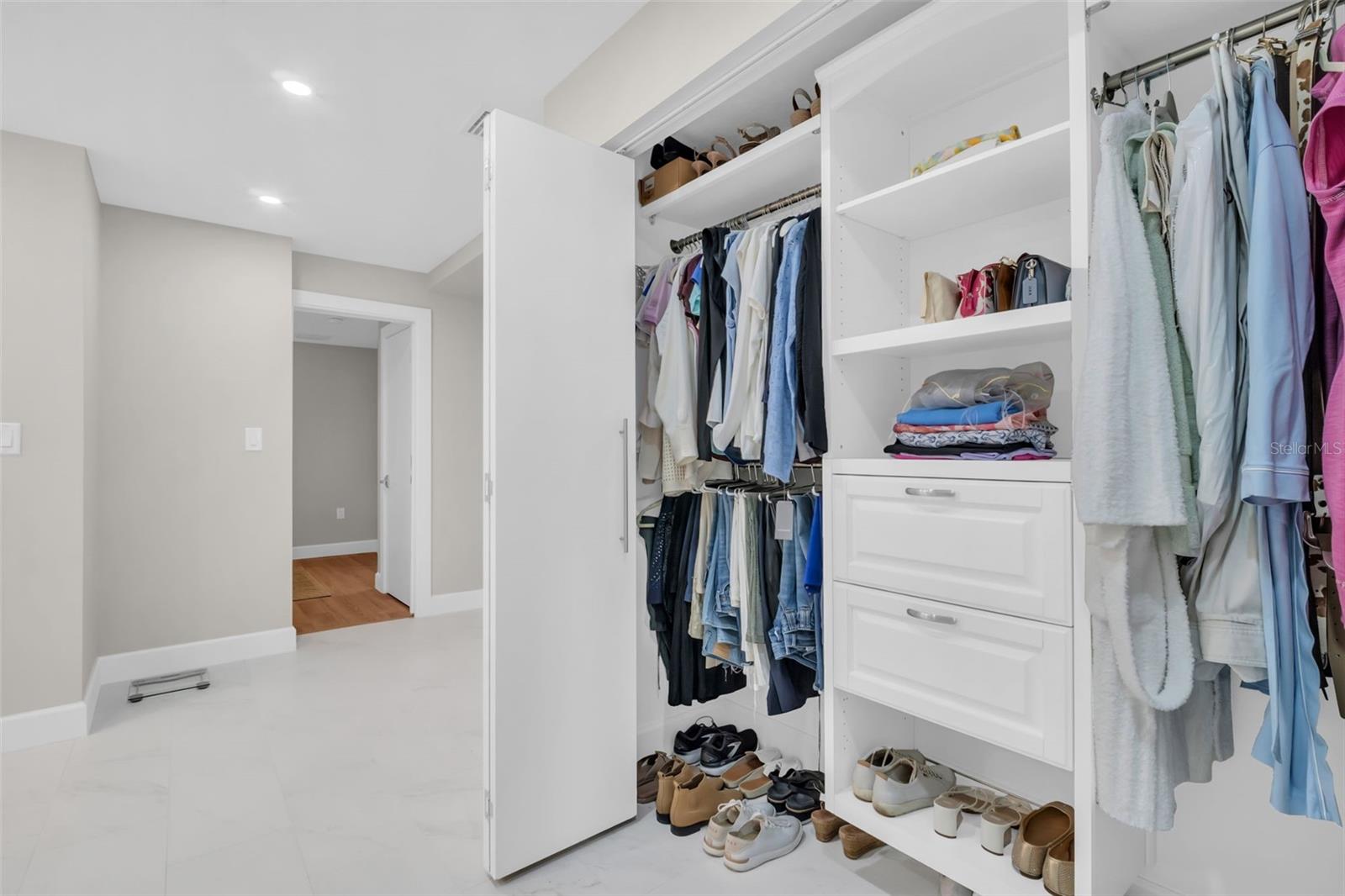 Image 30 of 69 For 1 Beach Drive Se 1210