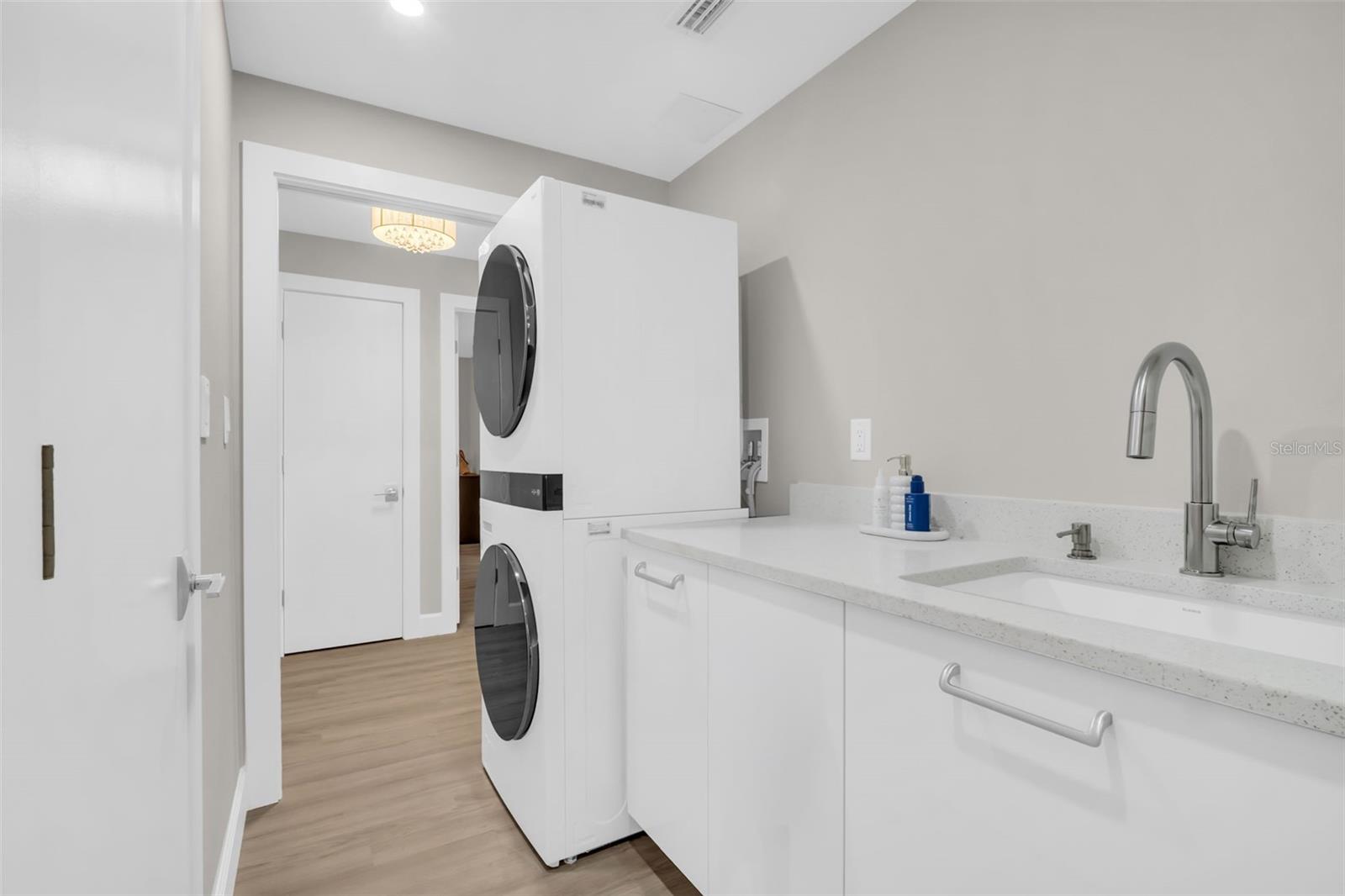 Image 35 of 69 For 1 Beach Drive Se 1210