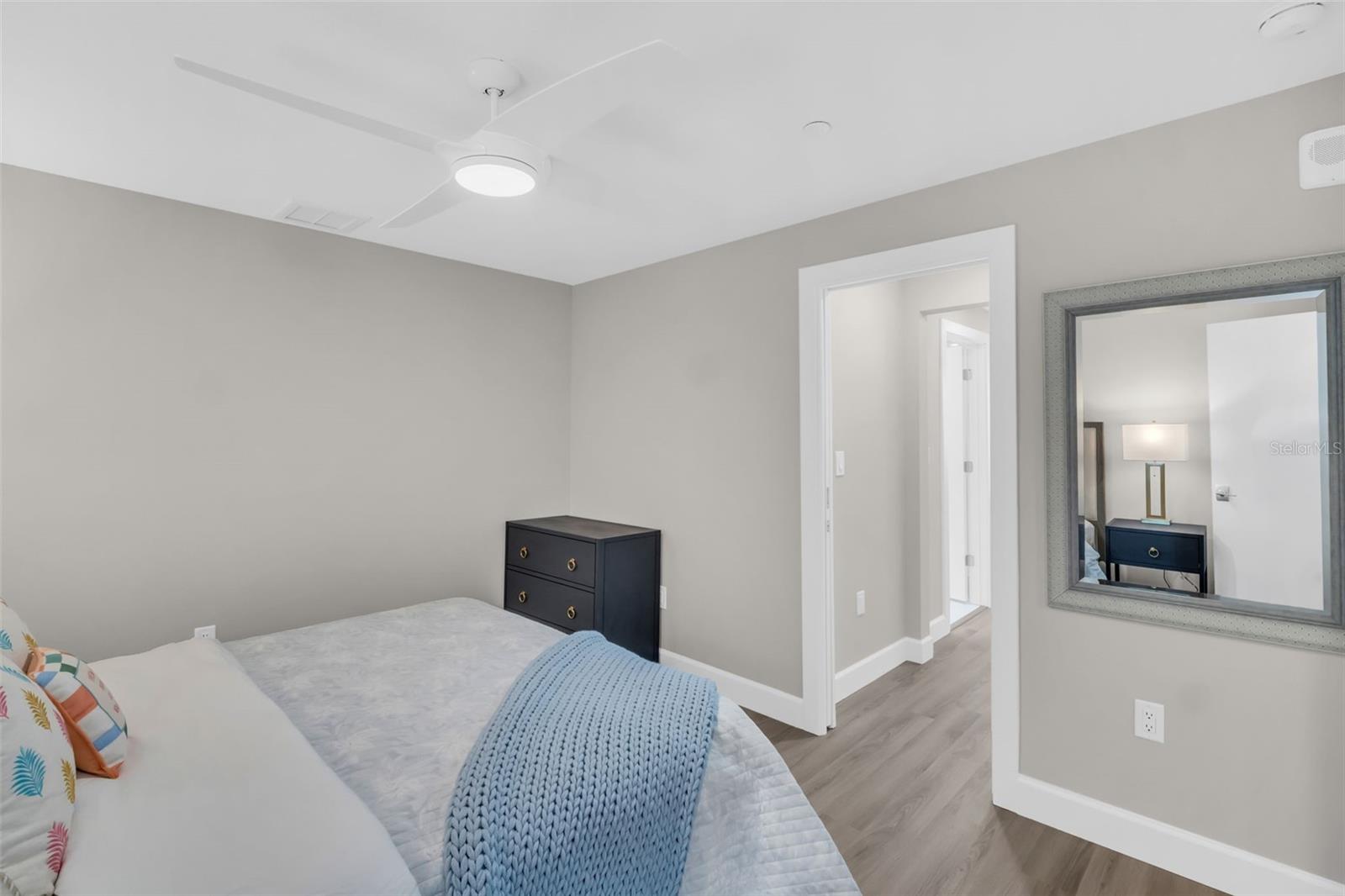 Image 38 of 69 For 1 Beach Drive Se 1210