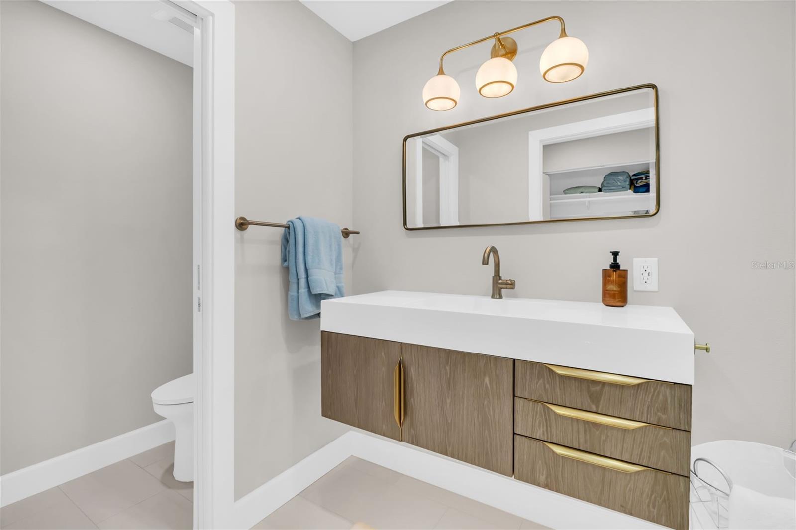 Image 39 of 69 For 1 Beach Drive Se 1210