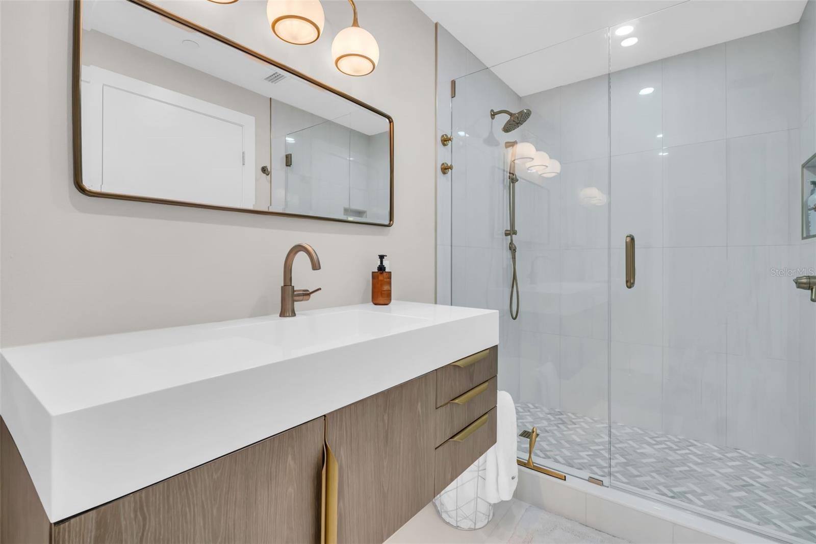 Image 40 of 69 For 1 Beach Drive Se 1210