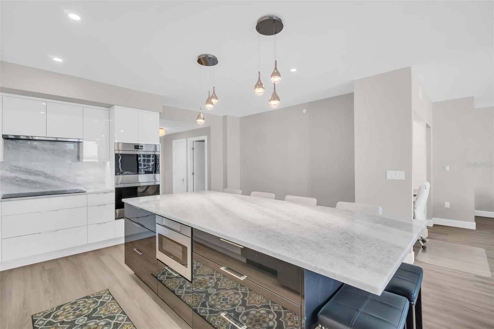 Image 5 of 69 For 1 Beach Drive Se 1210