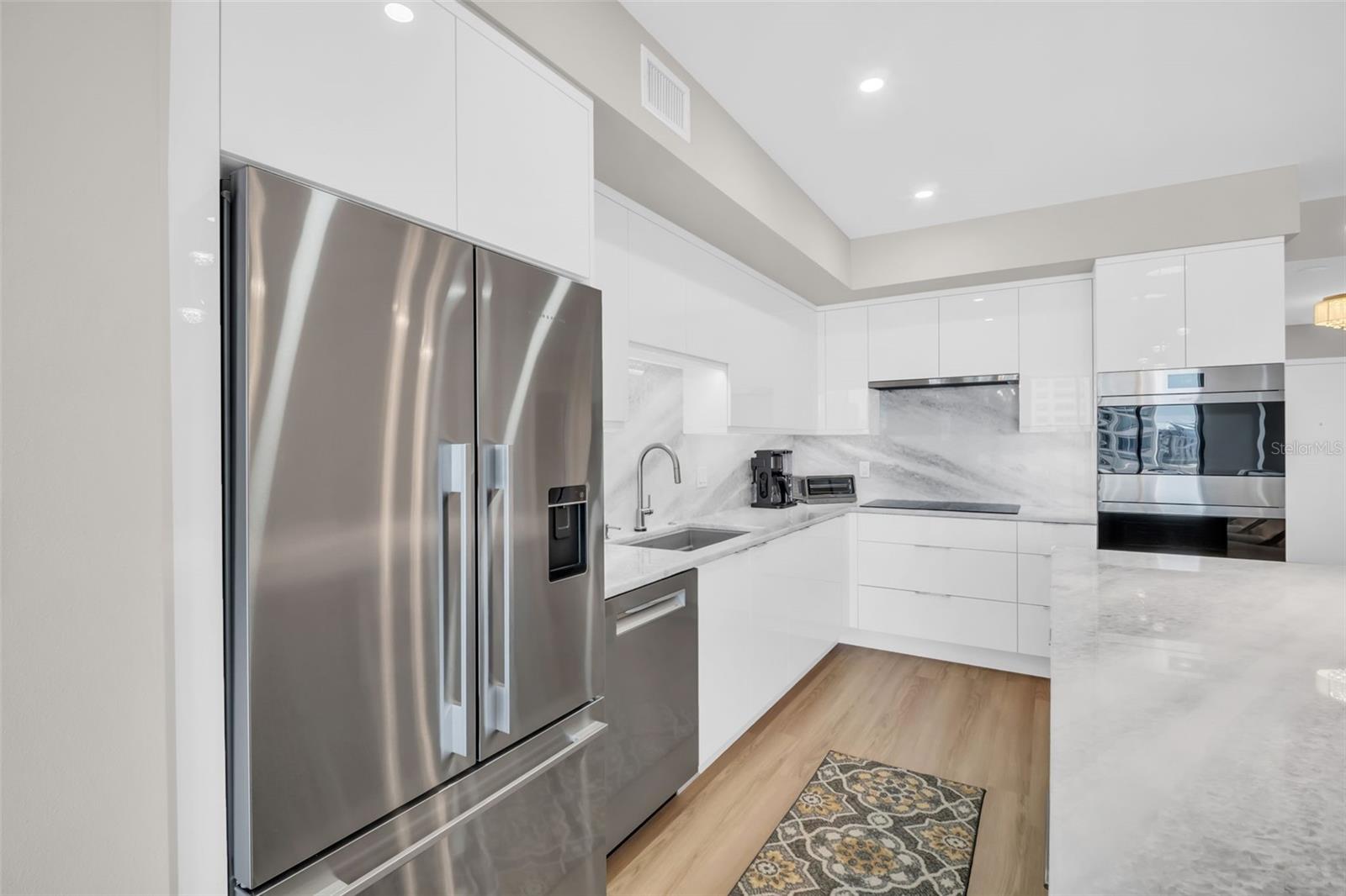 Image 6 of 69 For 1 Beach Drive Se 1210