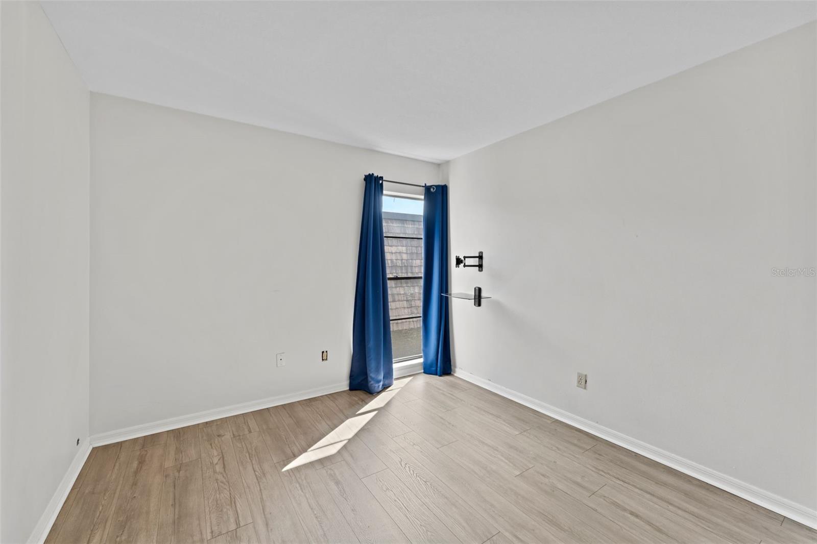 Image 26 of 35 For 15233 Pond Woods Drive 404