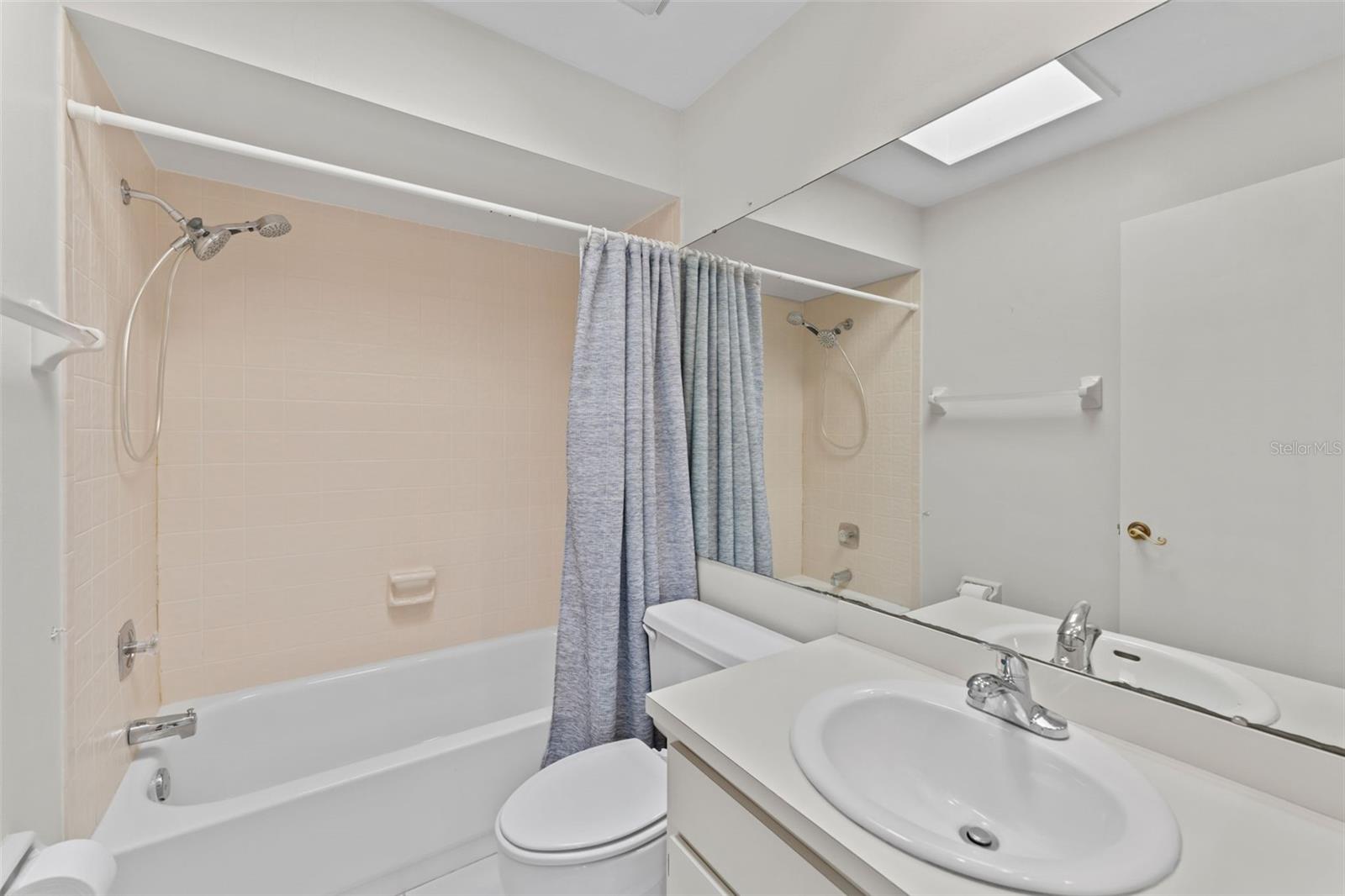 Image 28 of 35 For 15233 Pond Woods Drive 404