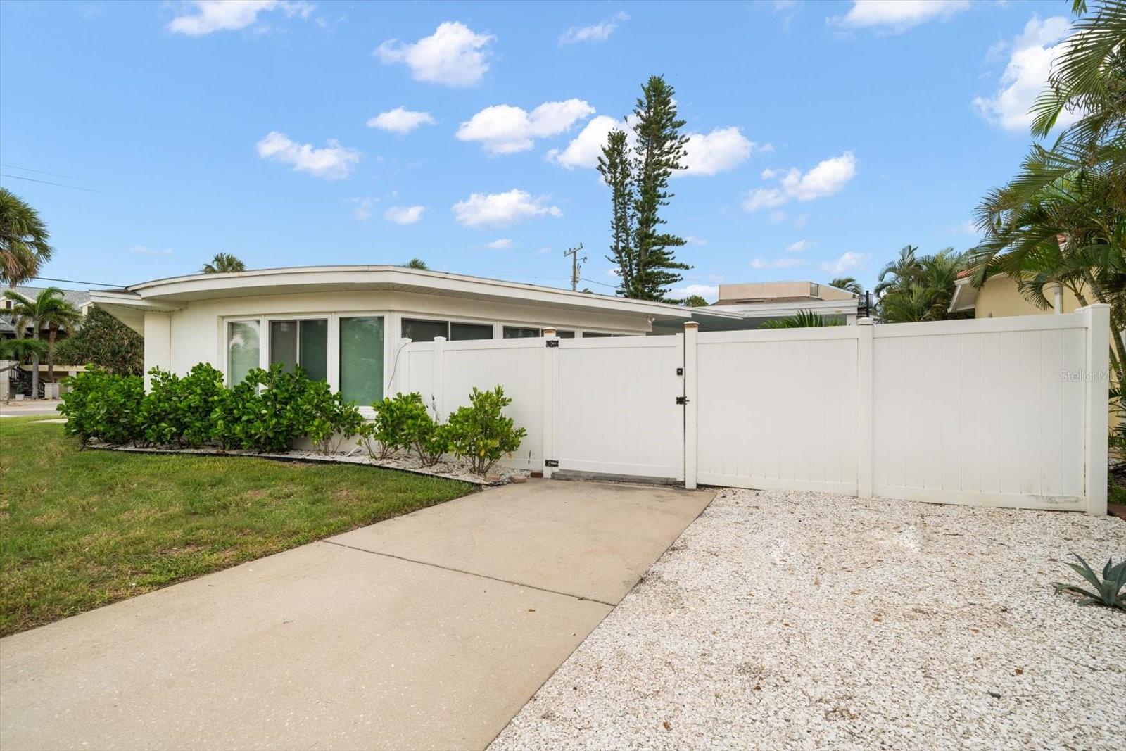 Image 12 of 42 For 1018 Bay Esplanade