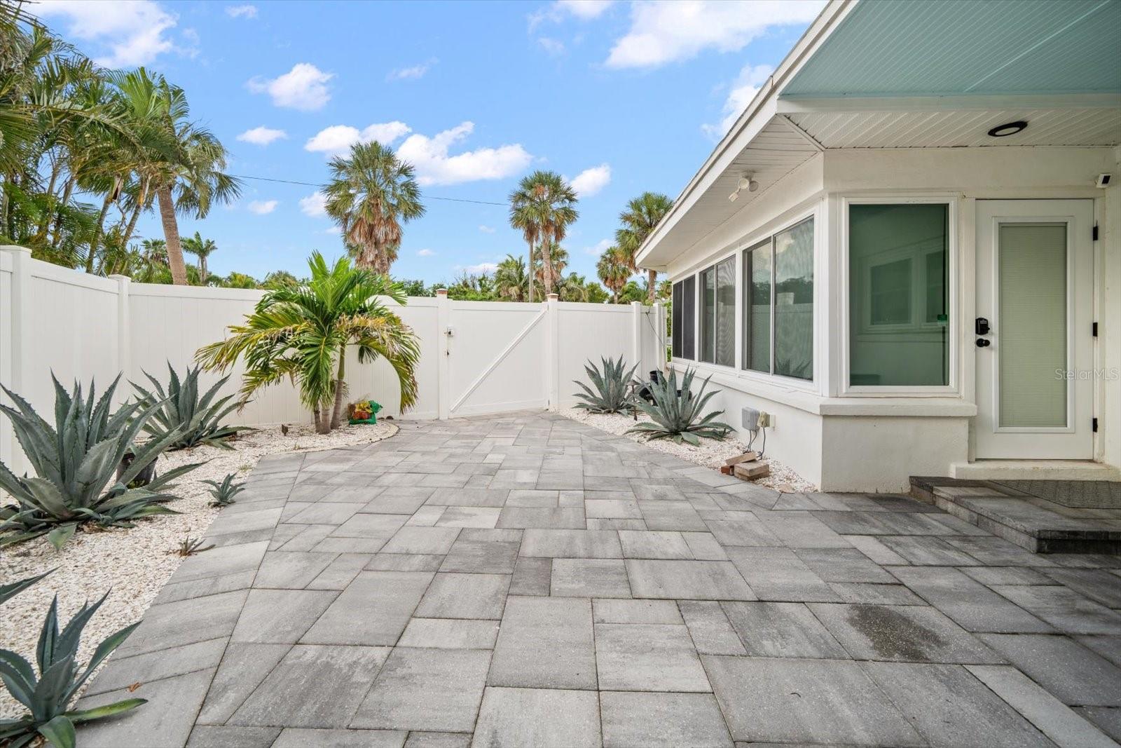 Image 15 of 42 For 1018 Bay Esplanade