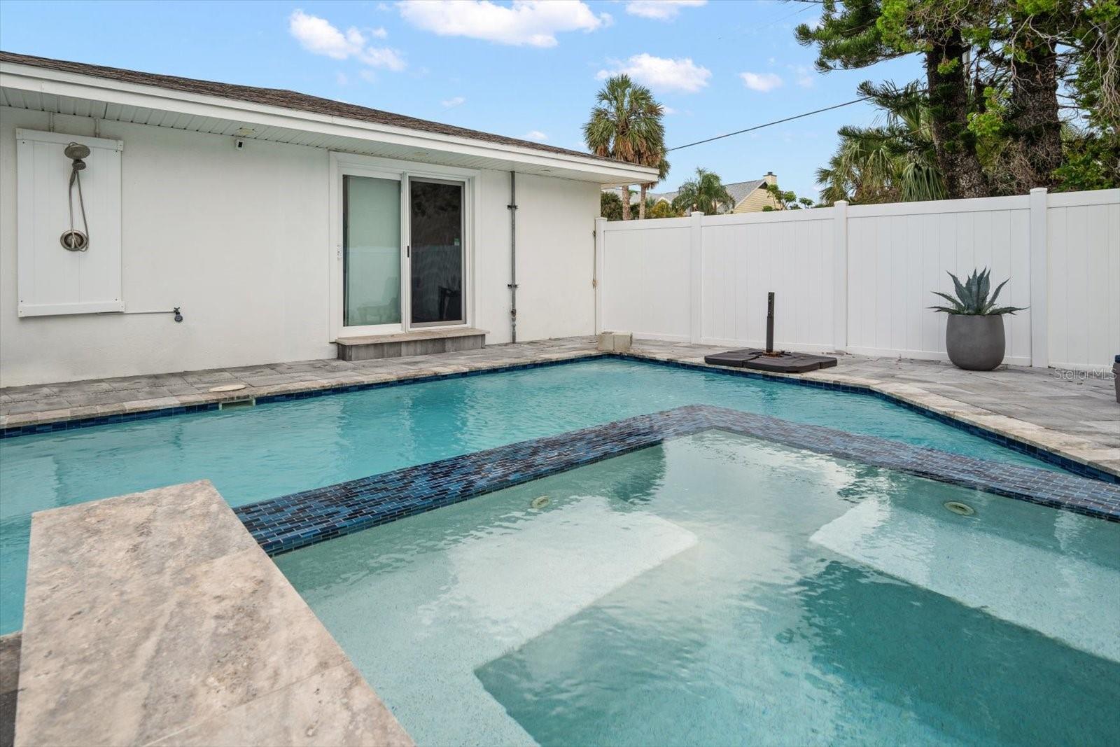 Image 17 of 42 For 1018 Bay Esplanade