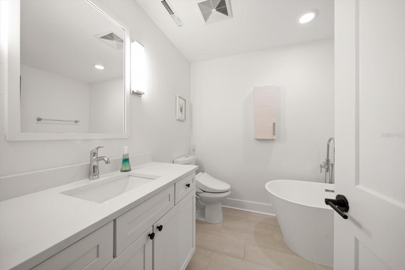 Image 34 of 42 For 1018 Bay Esplanade