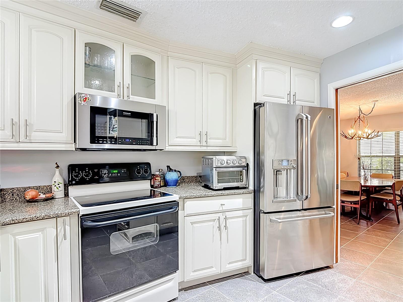 Listing photo id 8 for 6005 Pratt Street