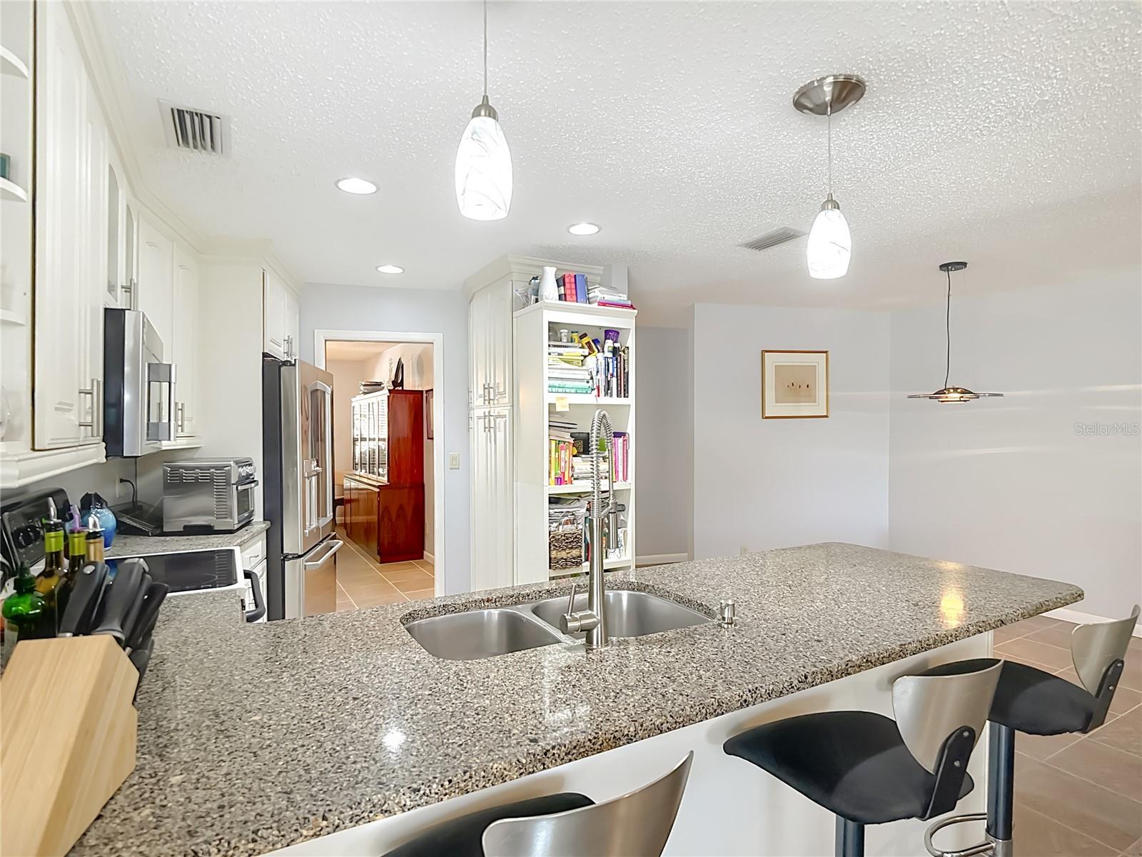 Listing photo id 9 for 6005 Pratt Street