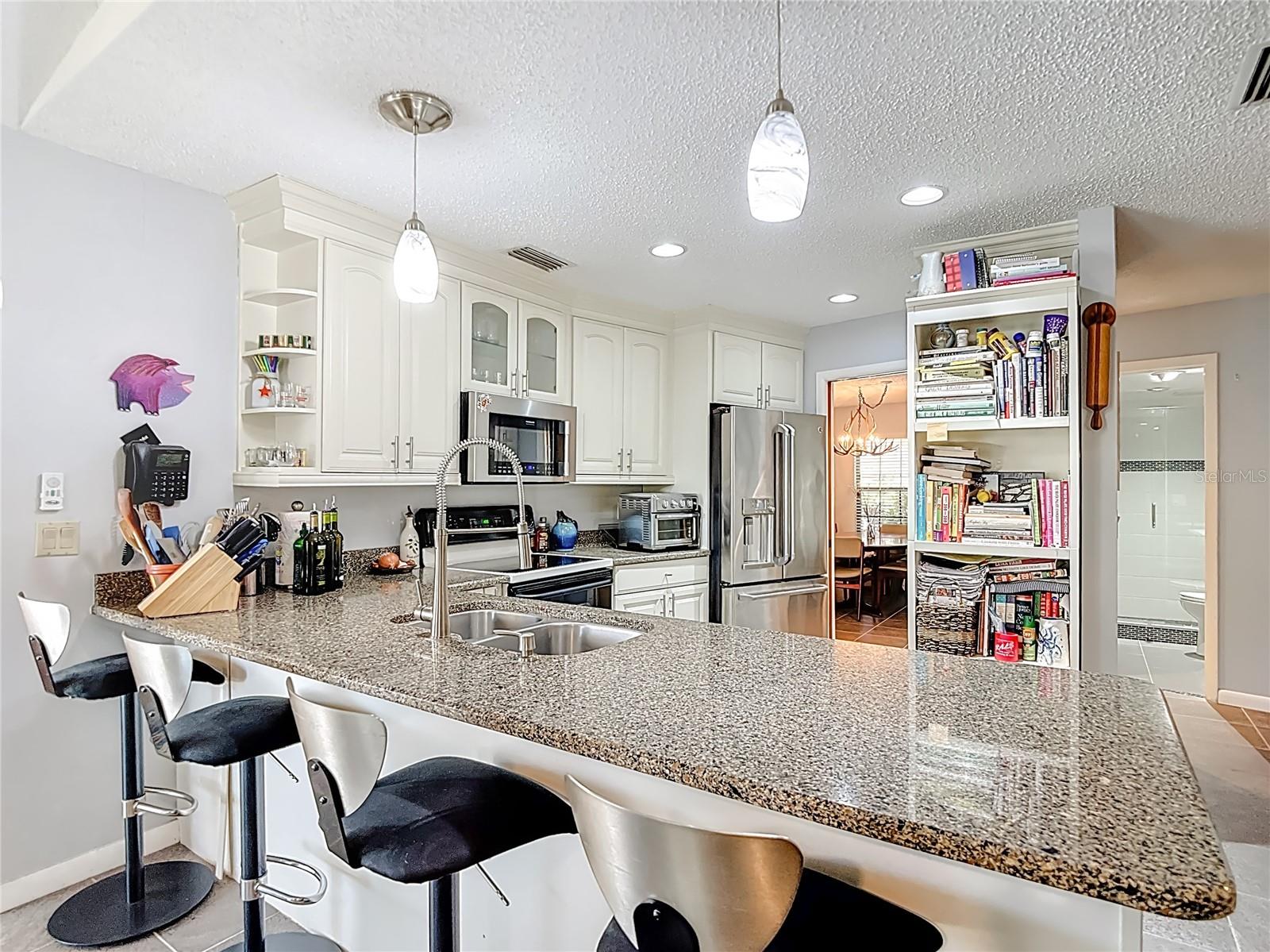 Listing photo id 10 for 6005 Pratt Street