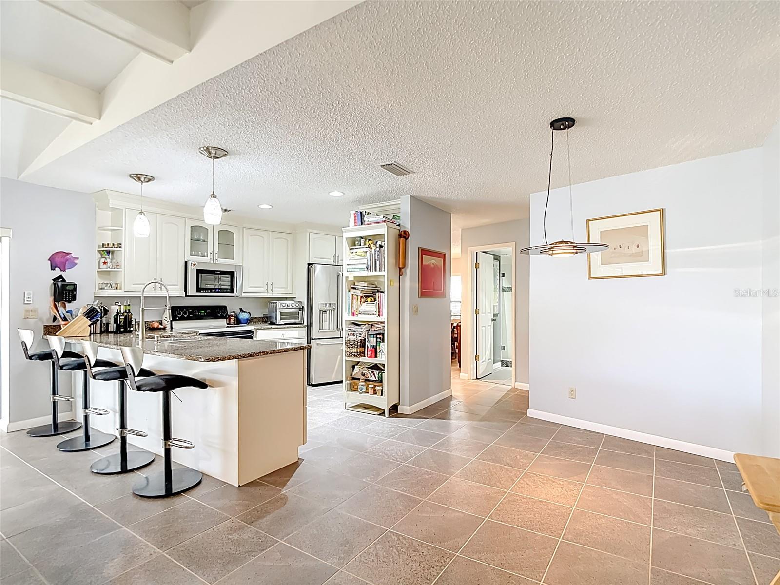 Listing photo id 11 for 6005 Pratt Street