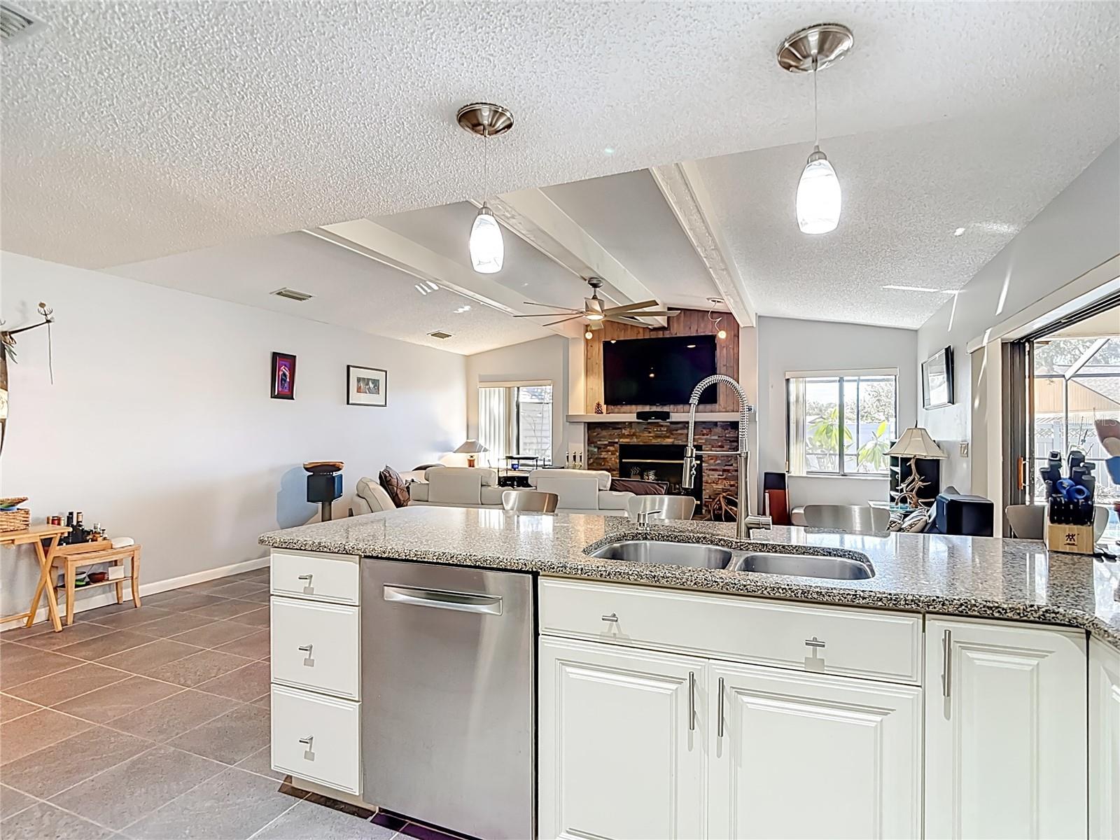 Listing photo id 12 for 6005 Pratt Street