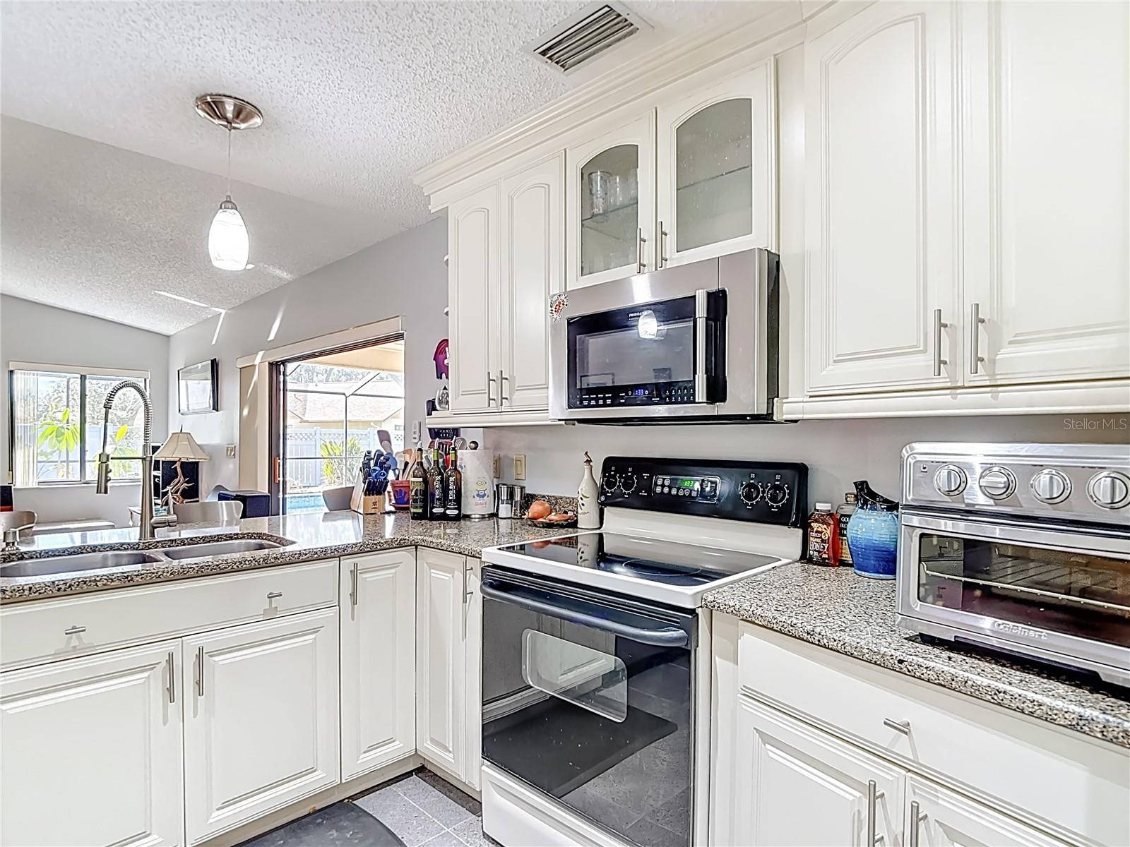 Listing photo id 13 for 6005 Pratt Street