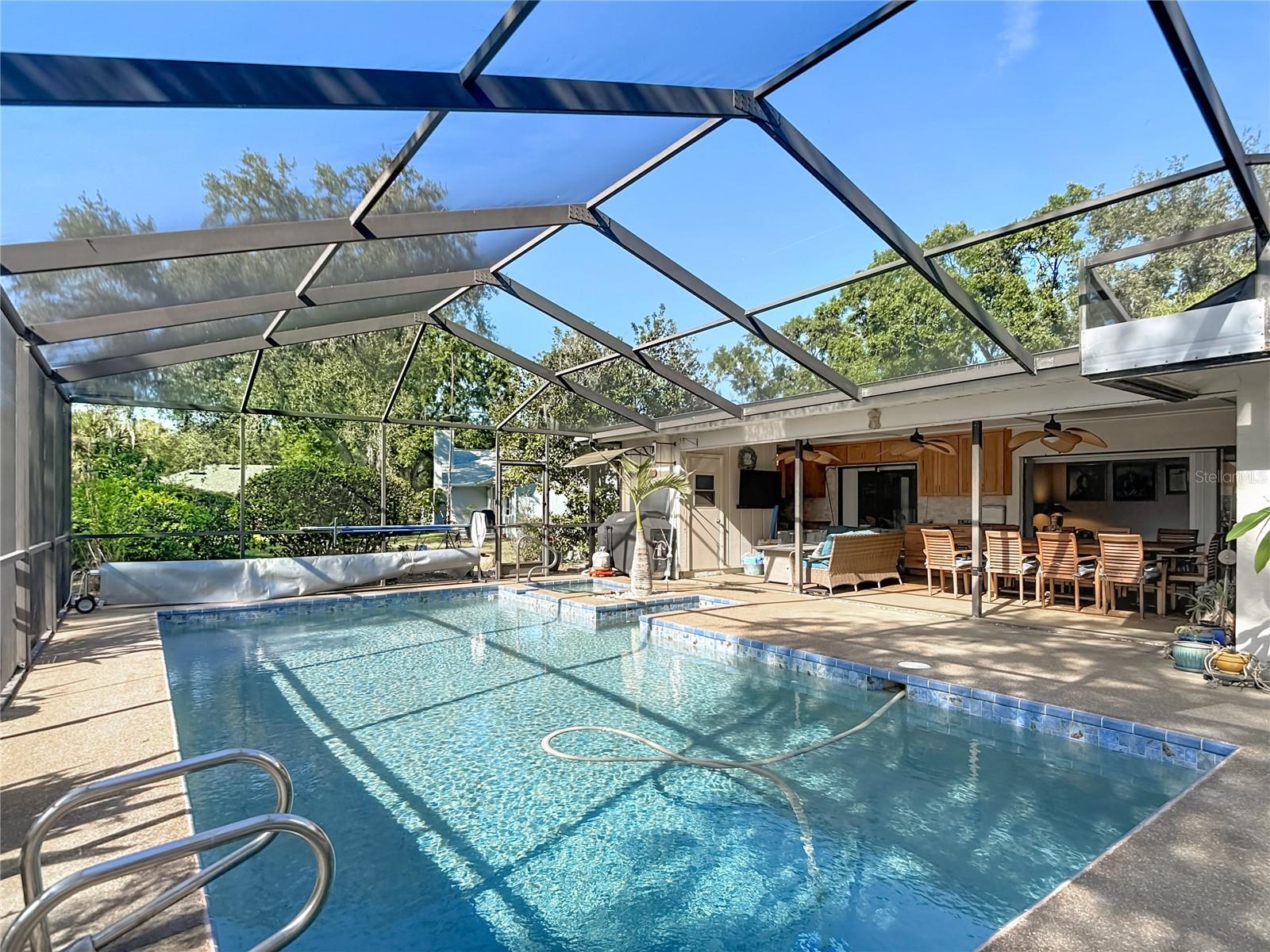 Listing photo id 22 for 6005 Pratt Street