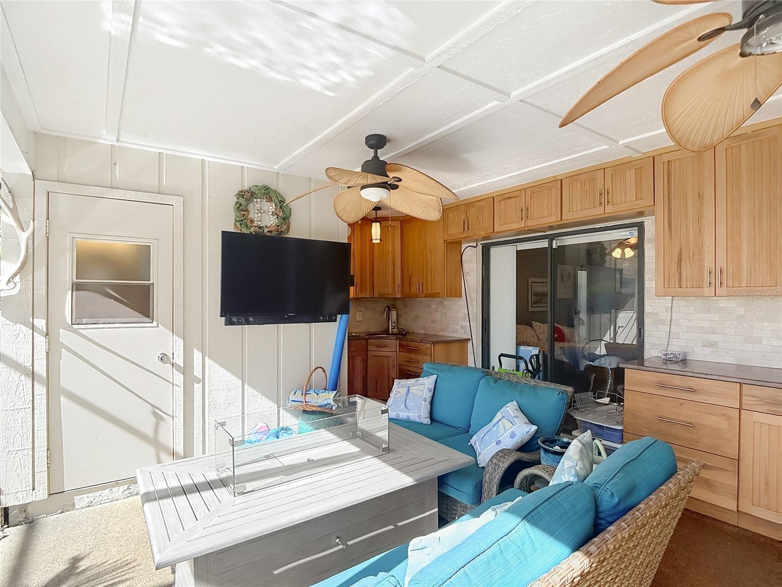 Listing photo id 30 for 6005 Pratt Street