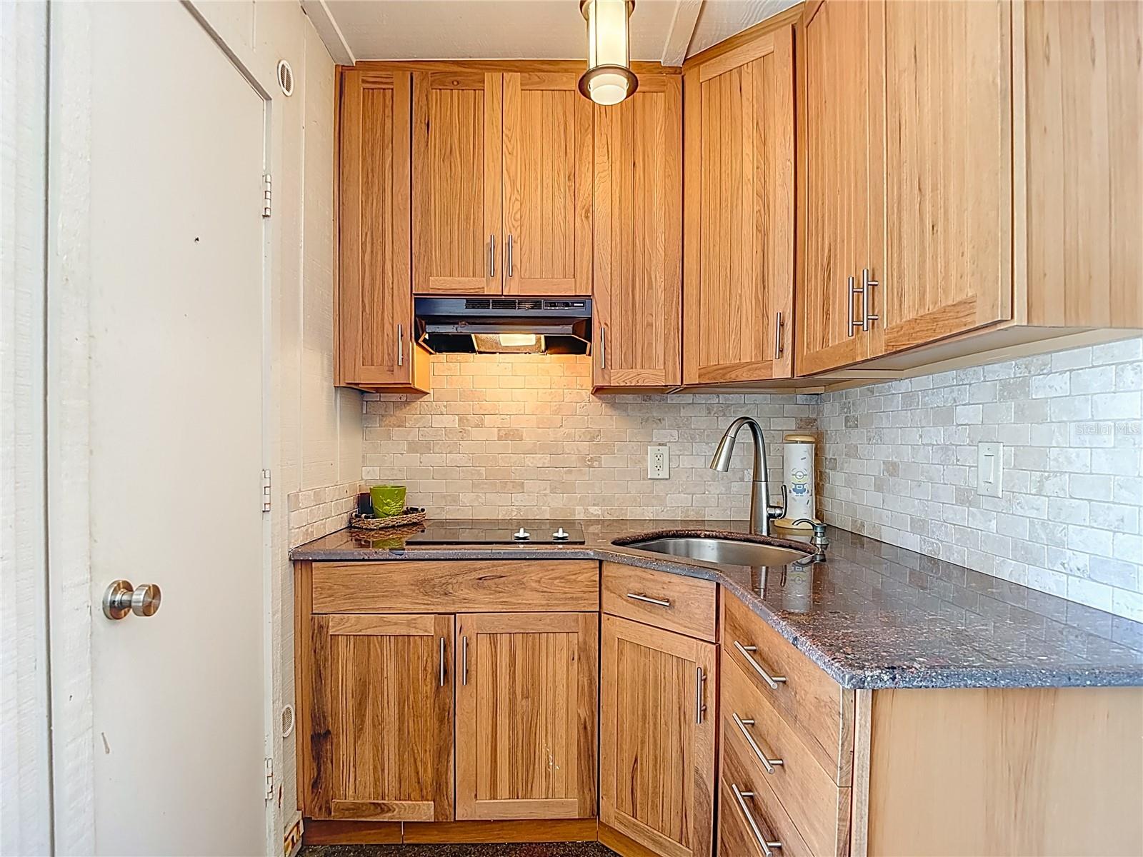 Listing photo id 33 for 6005 Pratt Street