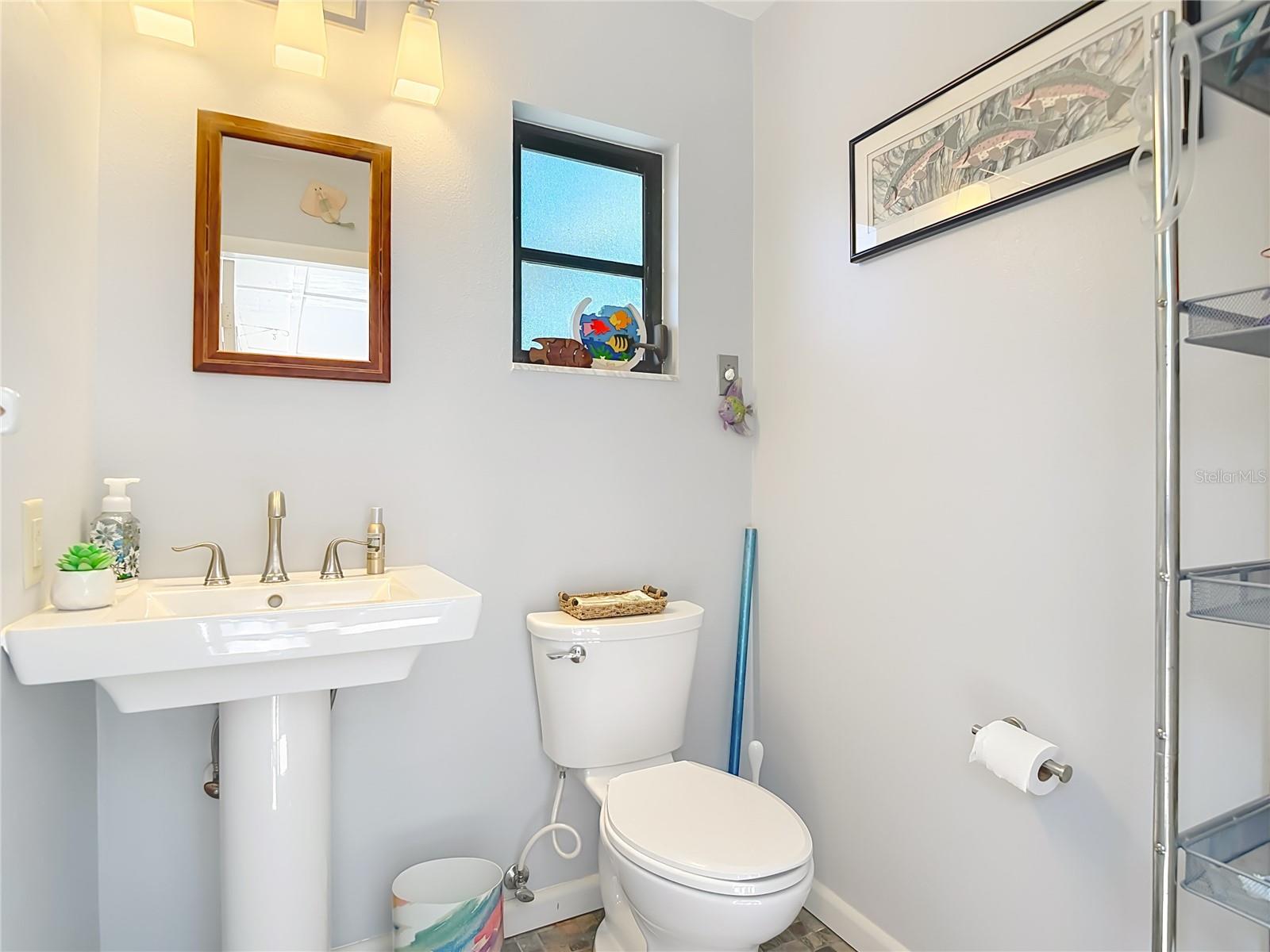 Listing photo id 35 for 6005 Pratt Street