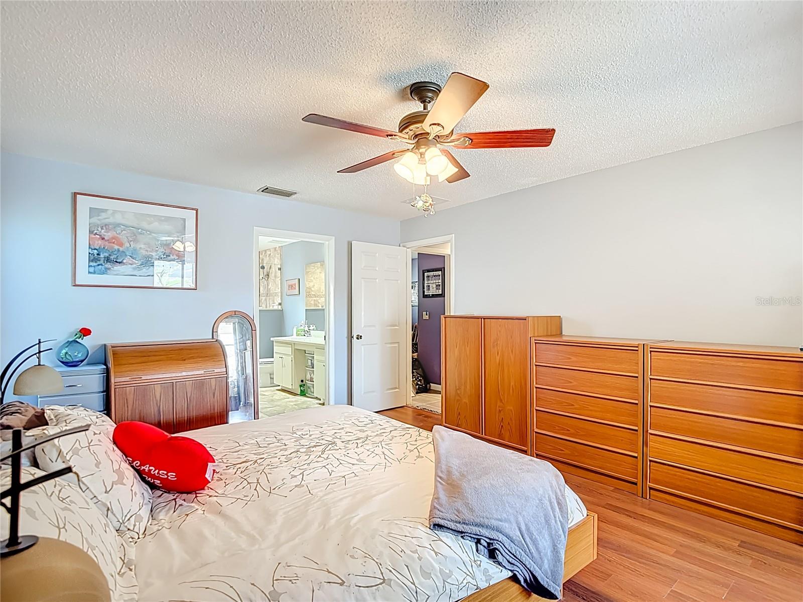 Listing photo id 37 for 6005 Pratt Street