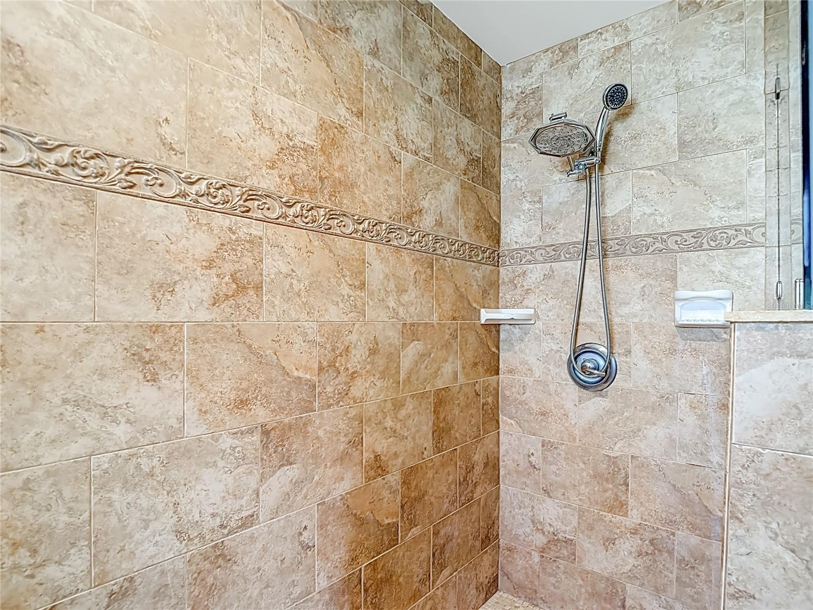 Listing photo id 42 for 6005 Pratt Street