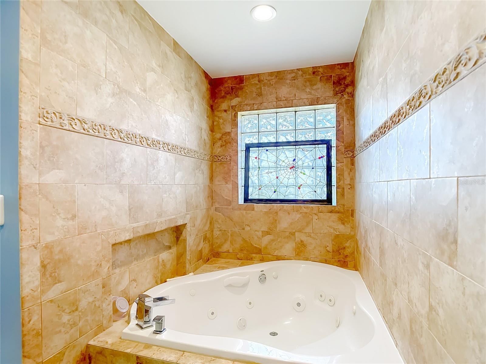 Listing photo id 43 for 6005 Pratt Street