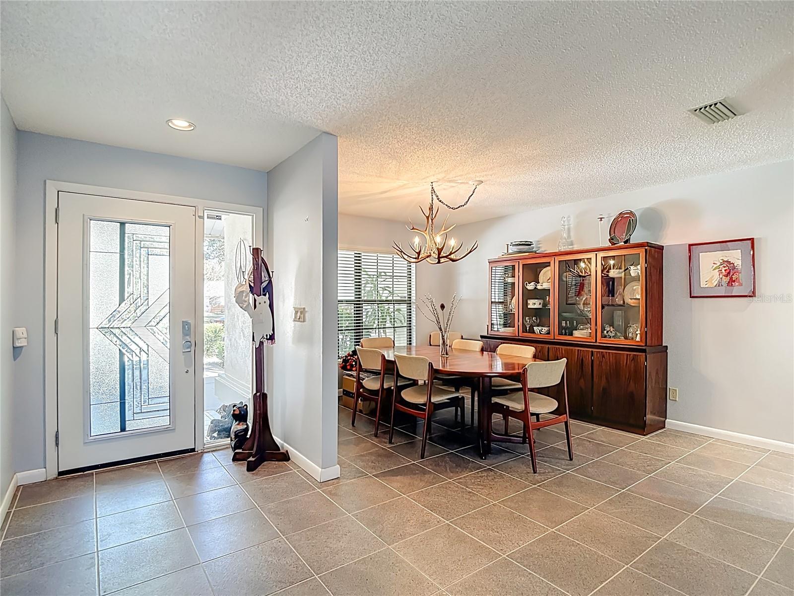 Listing photo id 3 for 6005 Pratt Street