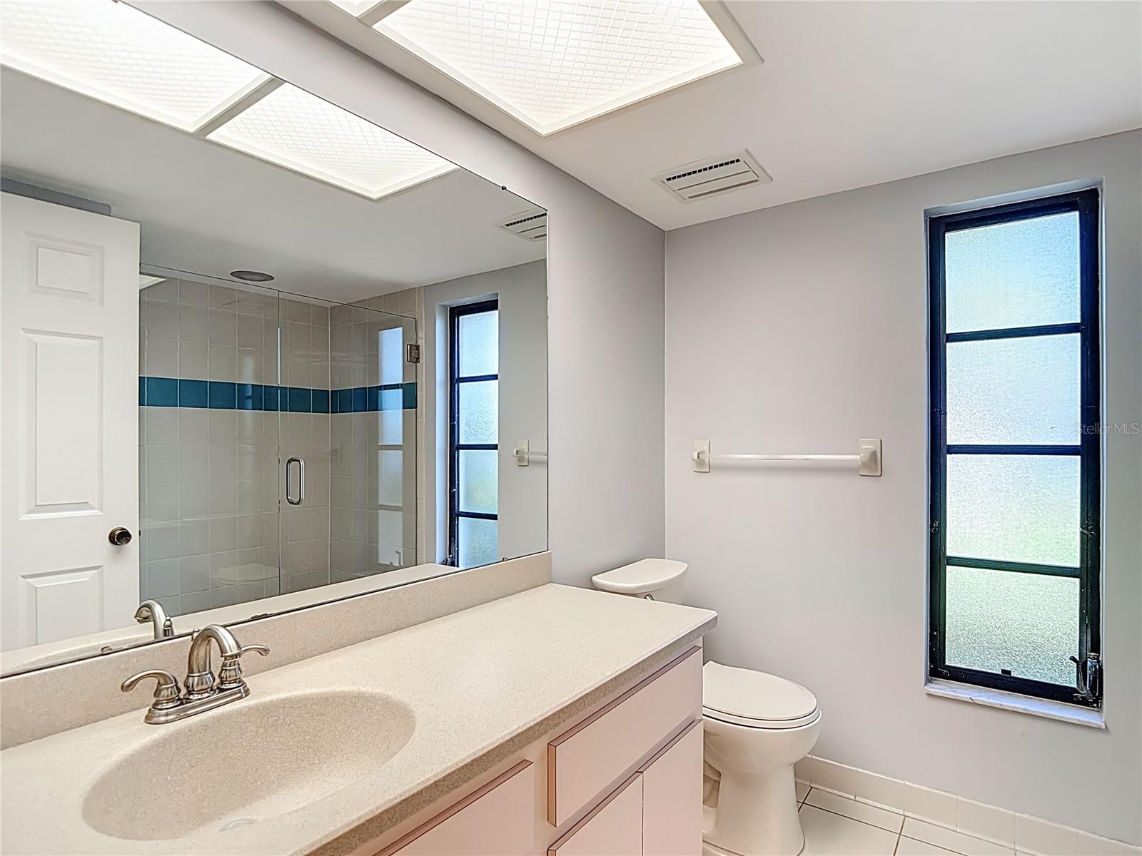 Listing photo id 50 for 6005 Pratt Street