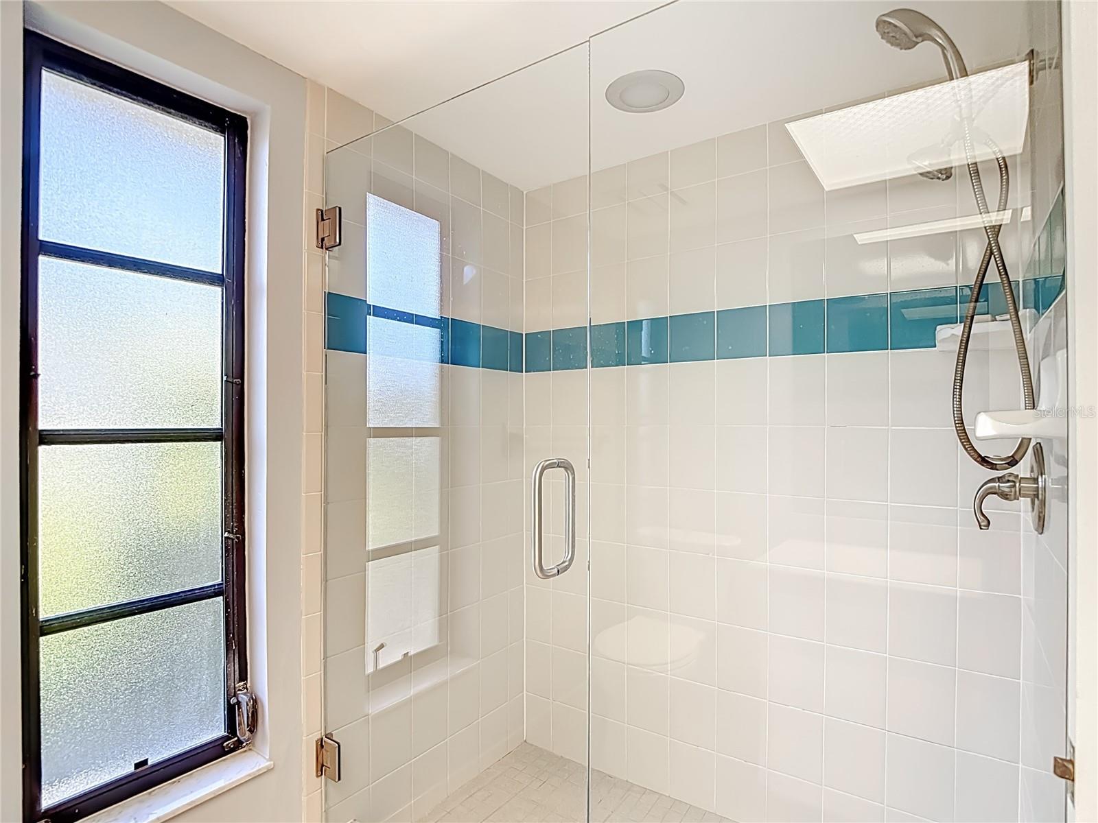 Listing photo id 51 for 6005 Pratt Street