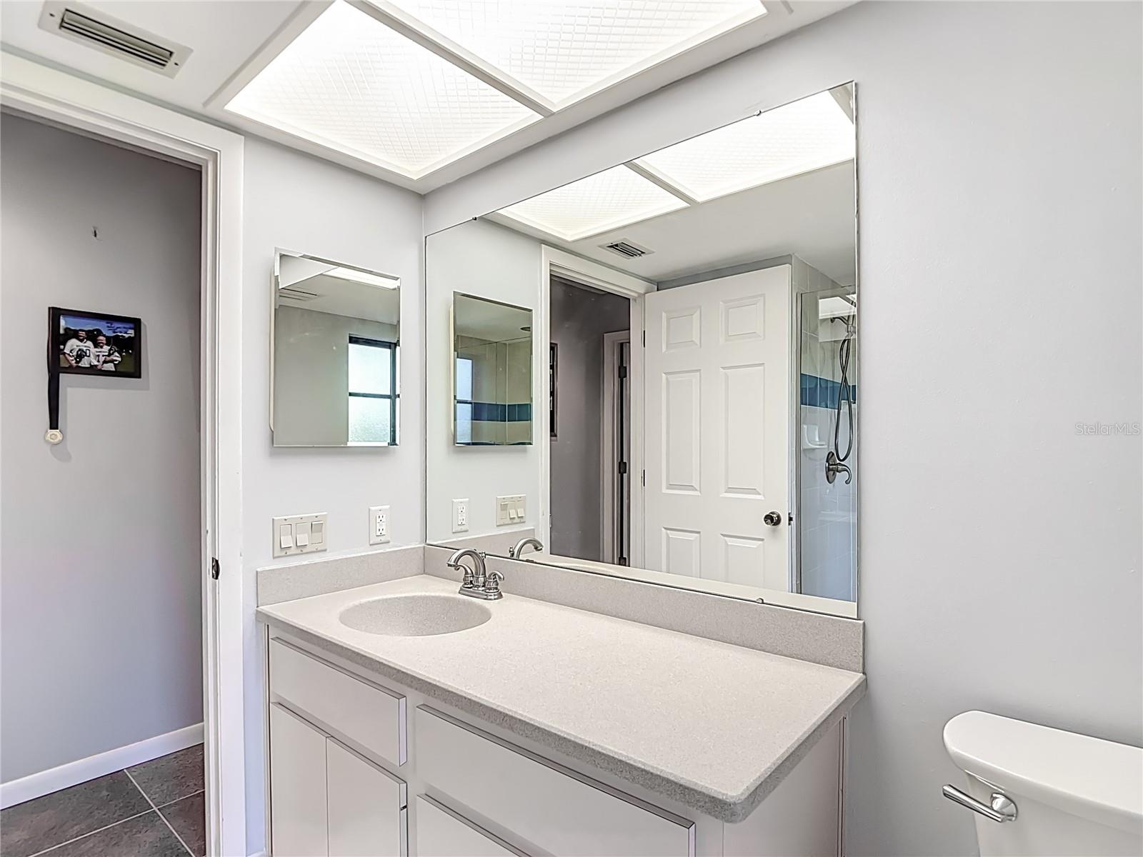 Listing photo id 52 for 6005 Pratt Street