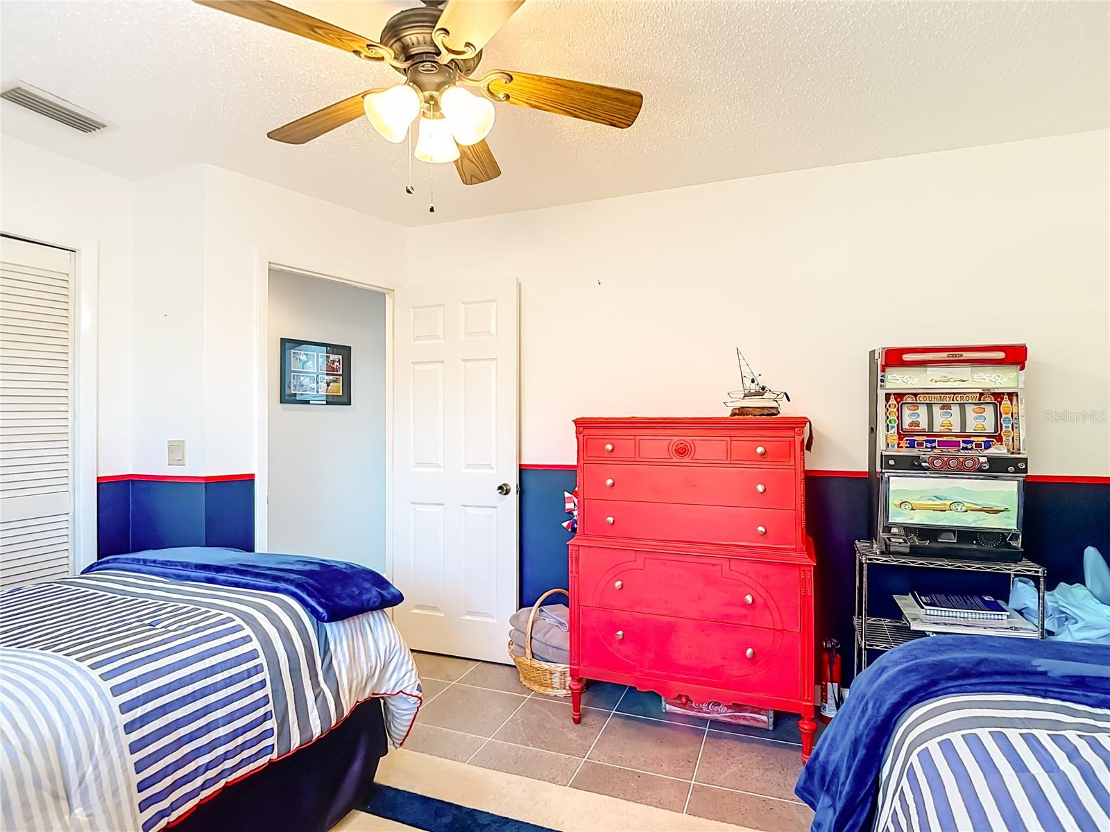 Listing photo id 53 for 6005 Pratt Street