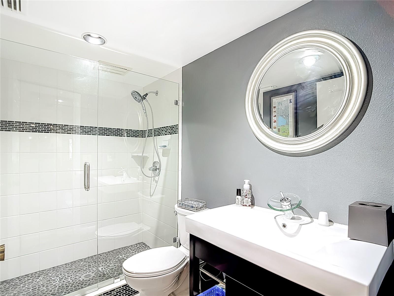 Listing photo id 57 for 6005 Pratt Street