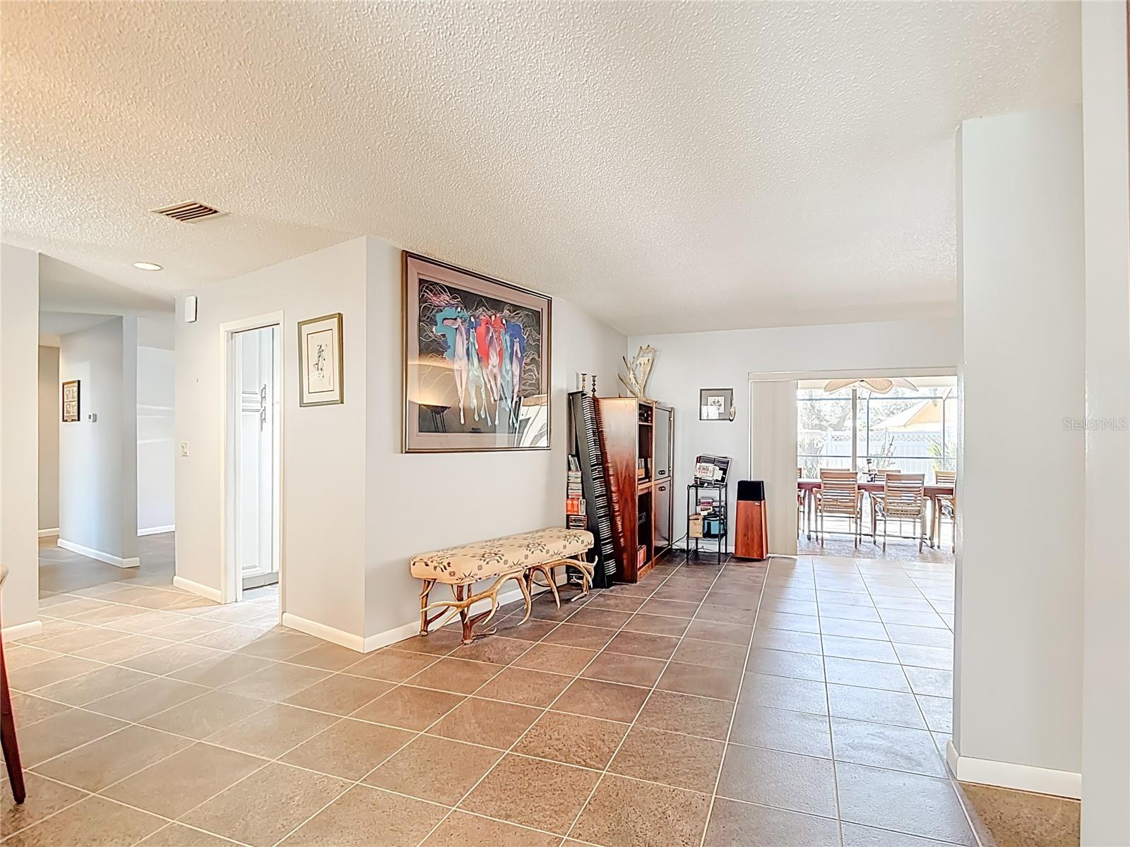 Listing photo id 63 for 6005 Pratt Street