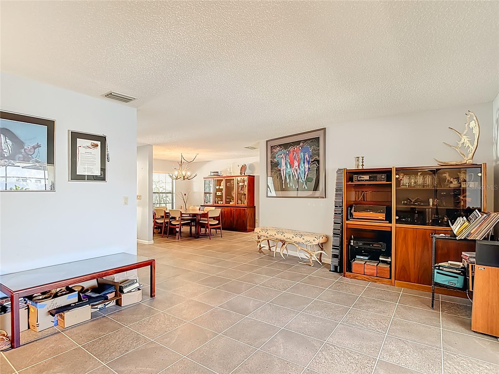 Listing photo id 64 for 6005 Pratt Street