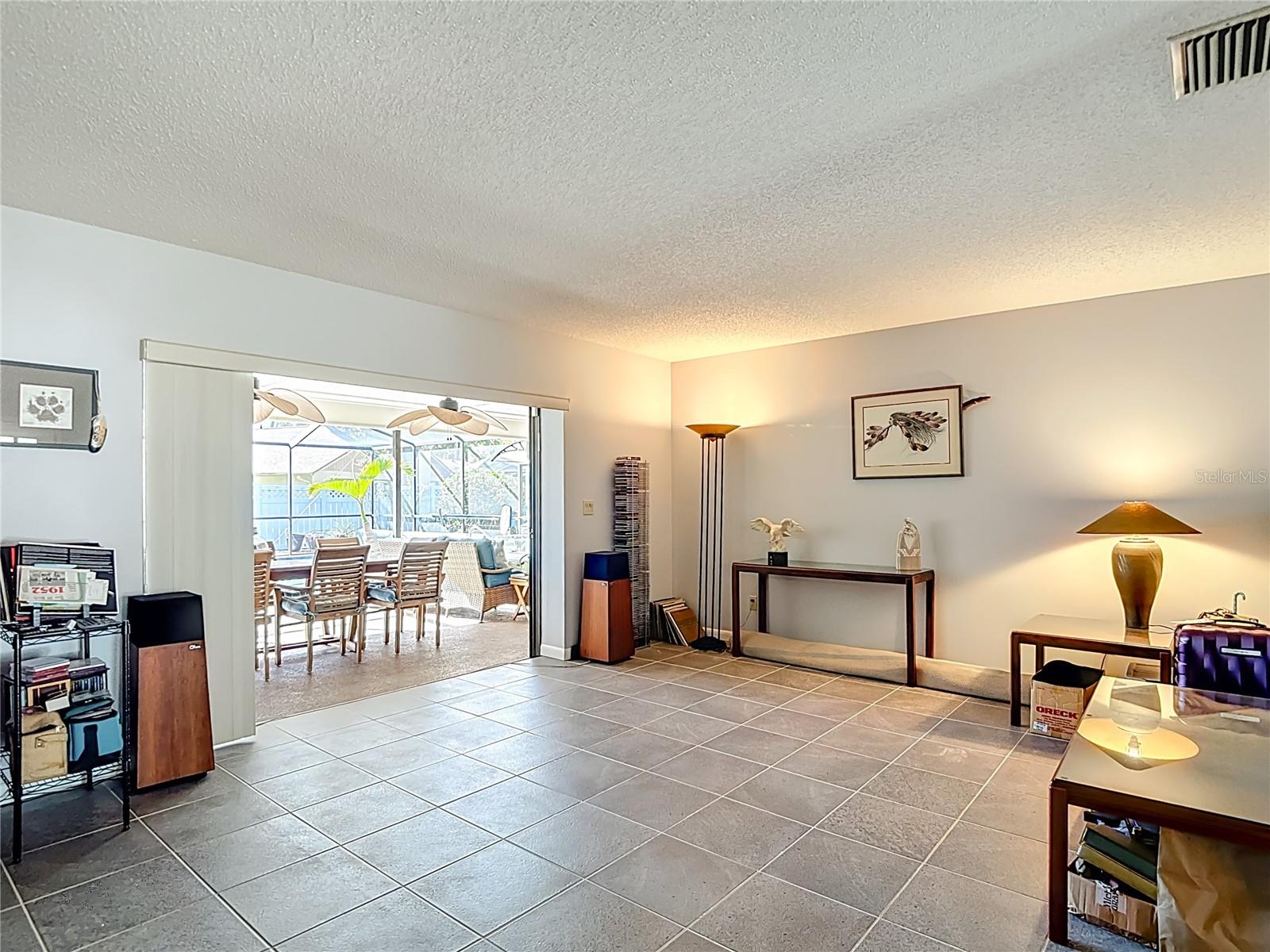 Listing photo id 66 for 6005 Pratt Street