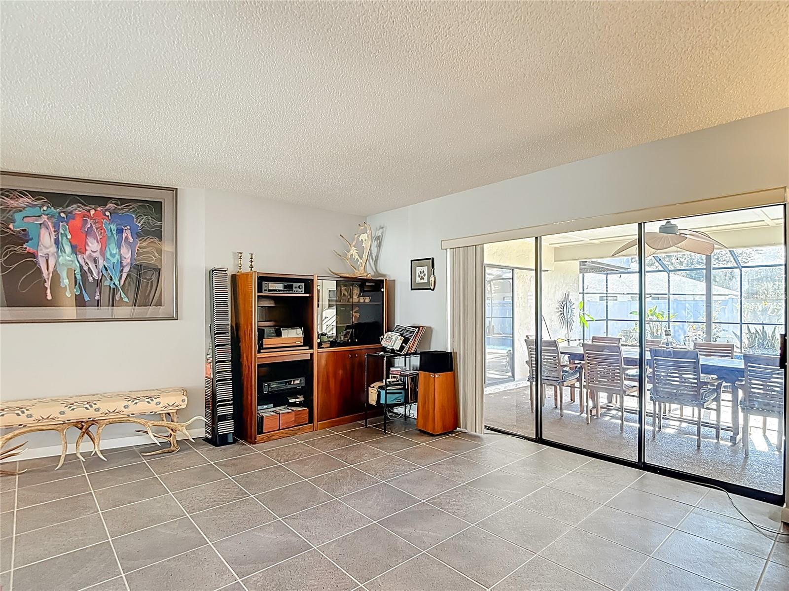 Listing photo id 67 for 6005 Pratt Street