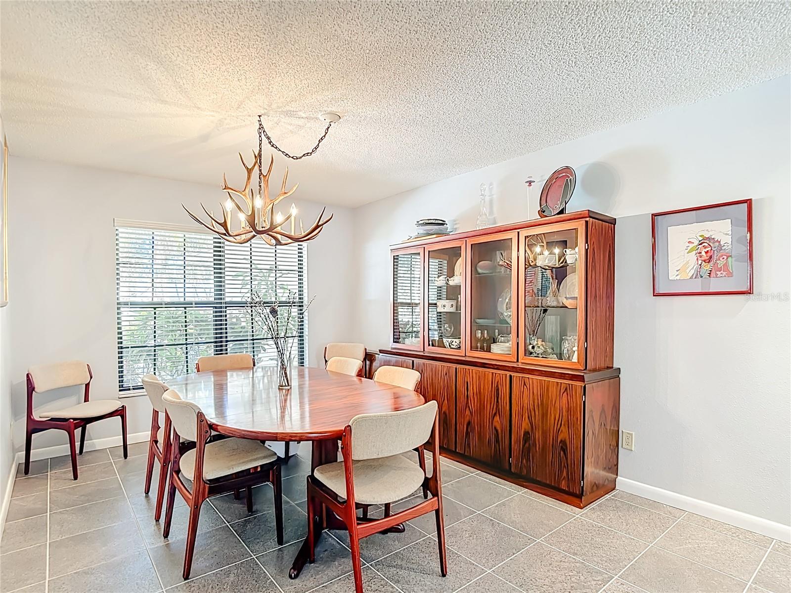 Listing photo id 5 for 6005 Pratt Street