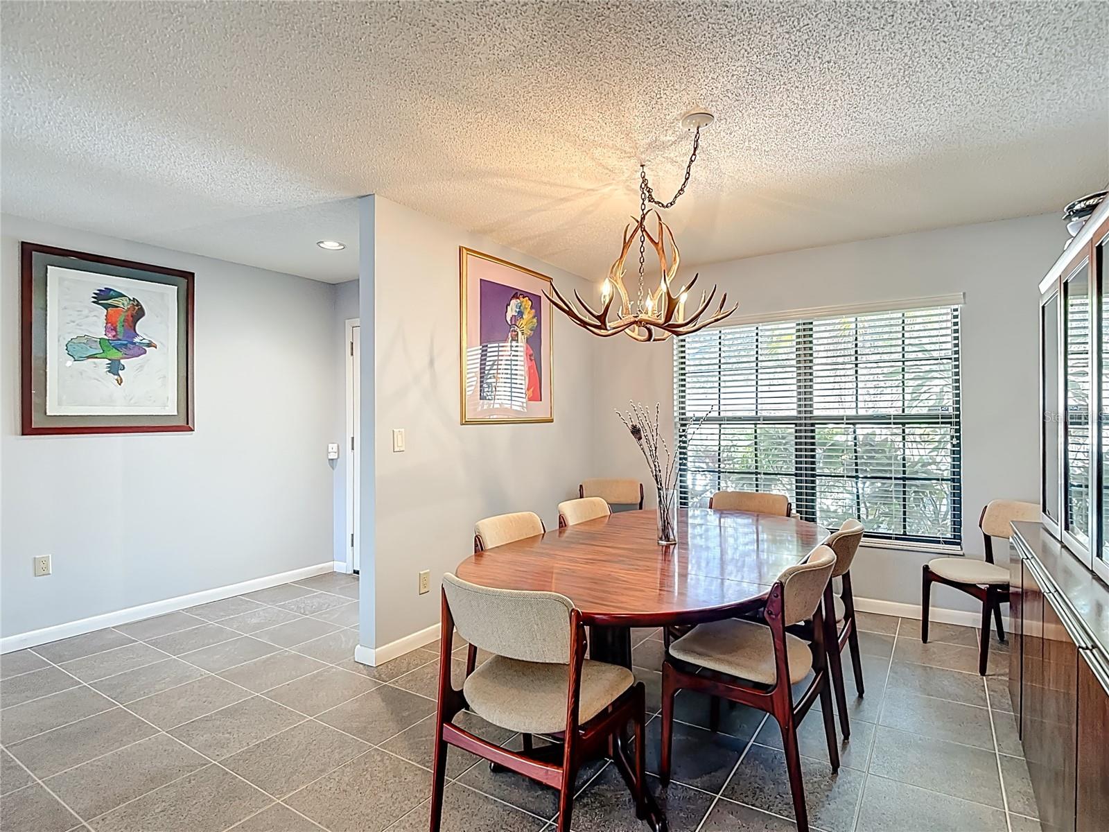 Listing photo id 6 for 6005 Pratt Street