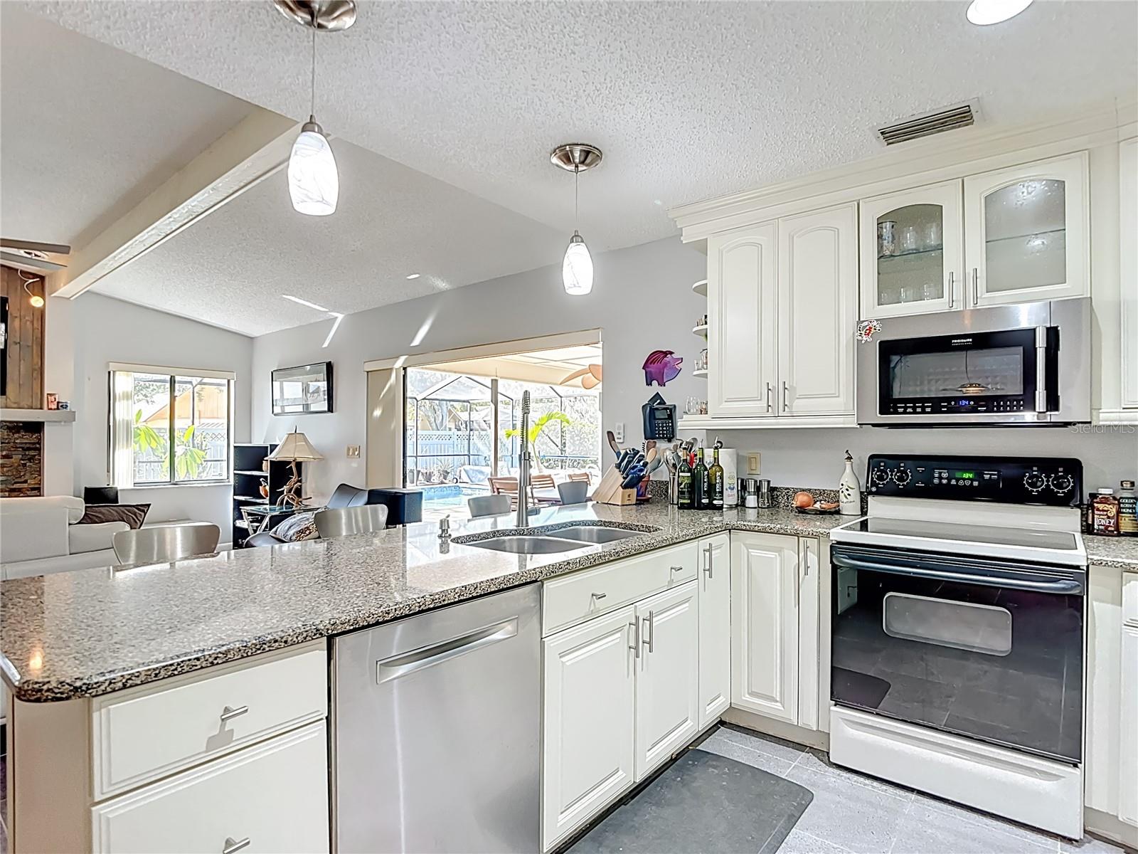 Listing photo id 7 for 6005 Pratt Street