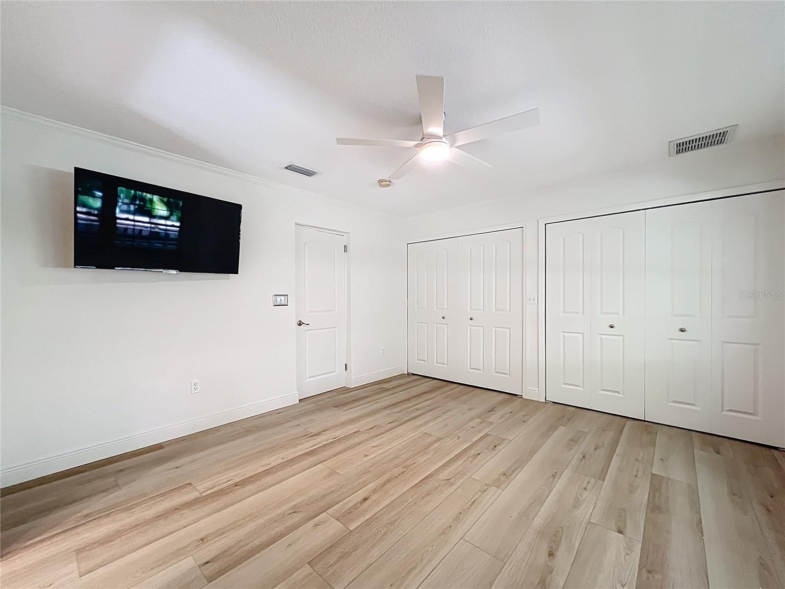 Listing photo id 22 for 2824 47th Street S