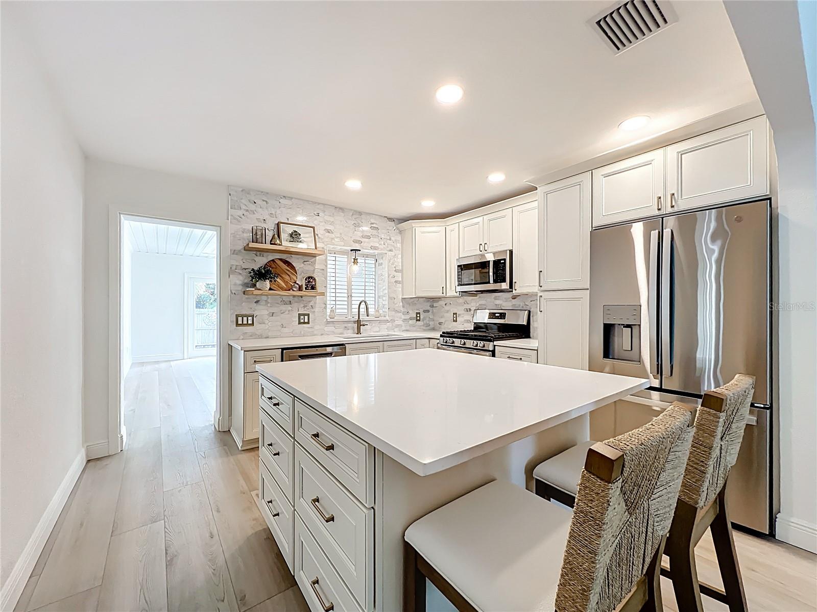 Listing photo id 2 for 2824 47th Street S