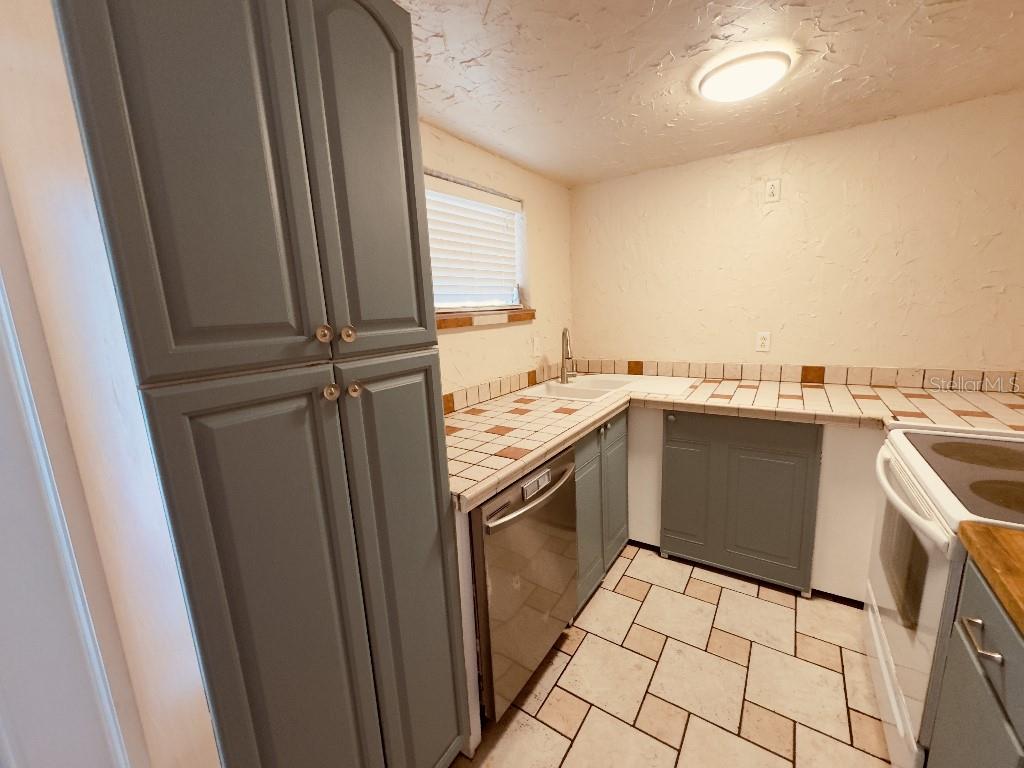 Image 11 of 37 For 20 Euclid Avenue