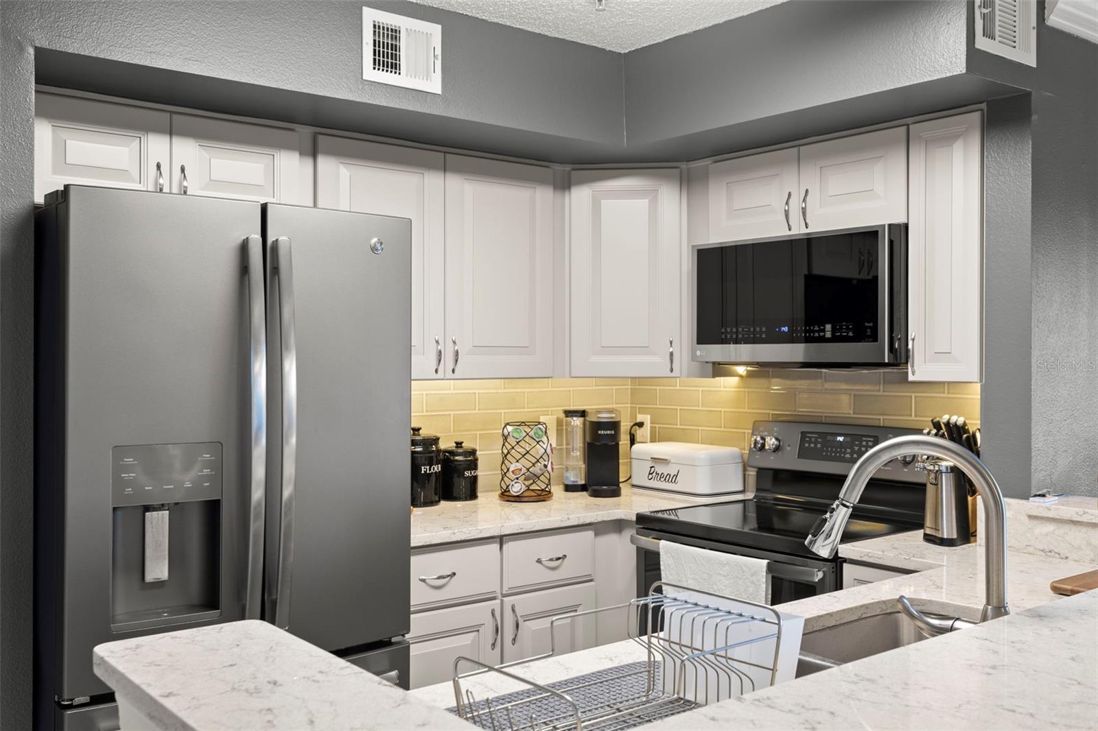 Listing photo id 4 for 2400 Feather Sound Drive 636