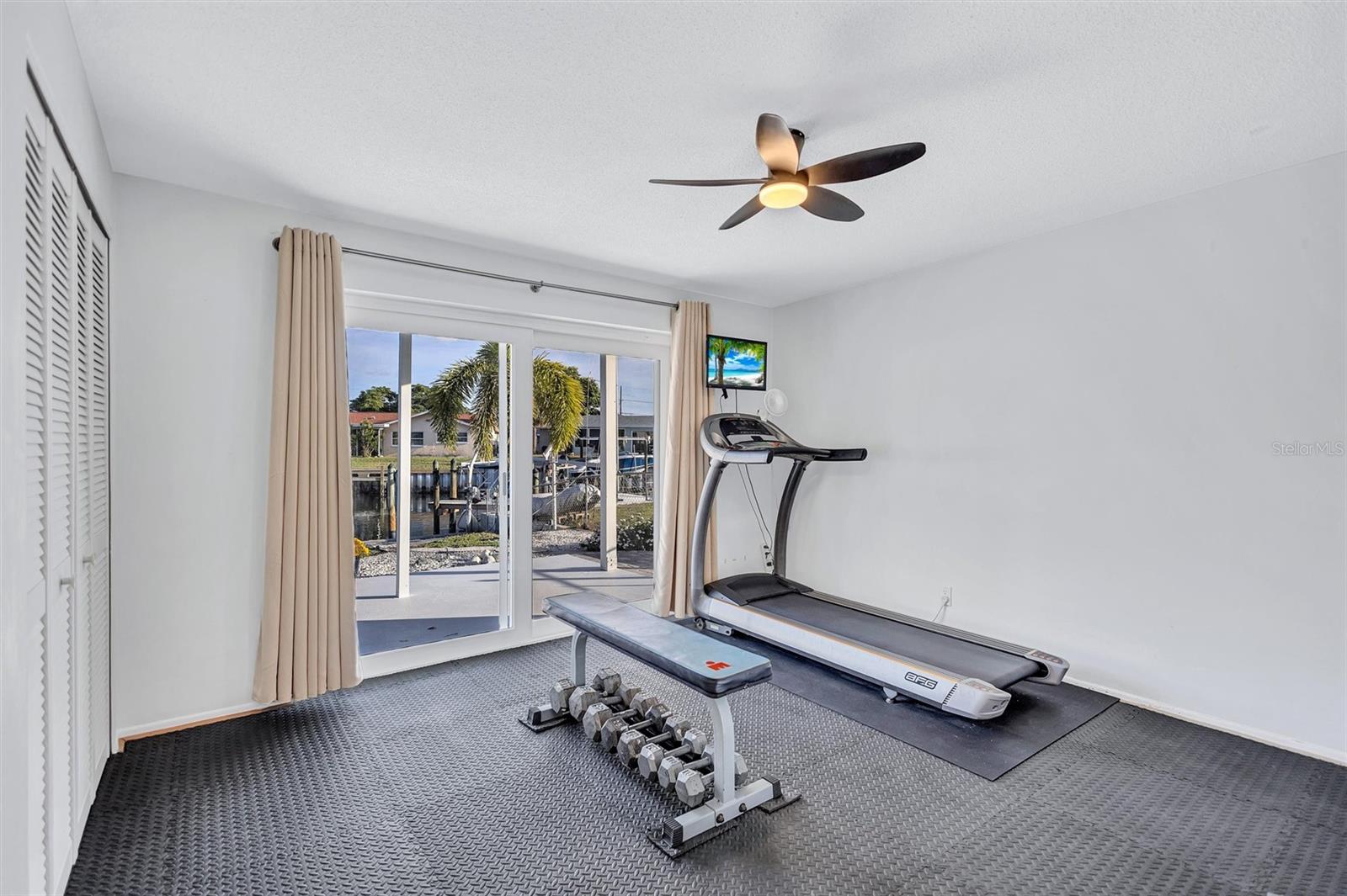 Image 18 of 53 For 4400 Beach Drive Se