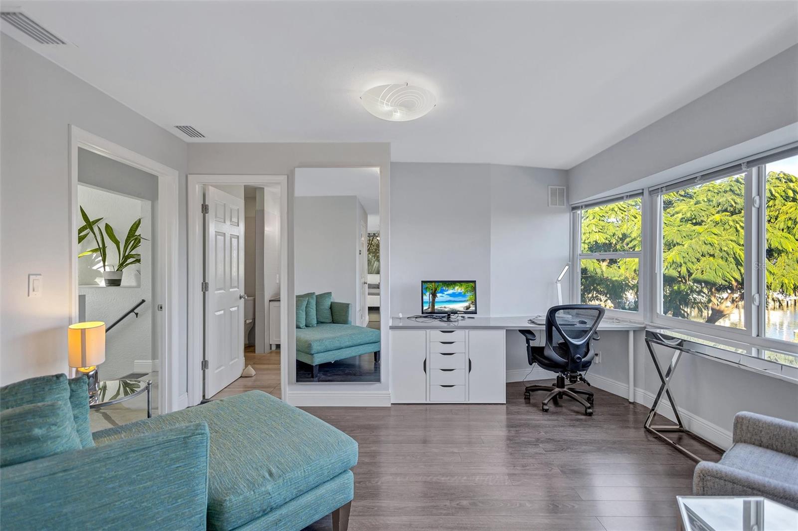 Image 24 of 53 For 4400 Beach Drive Se