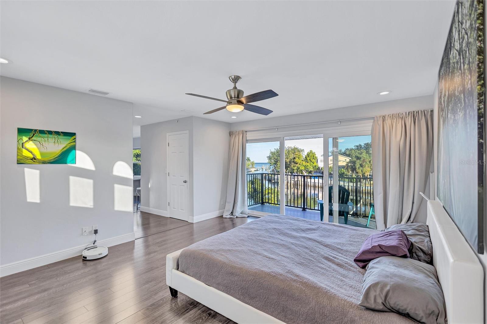 Image 27 of 53 For 4400 Beach Drive Se